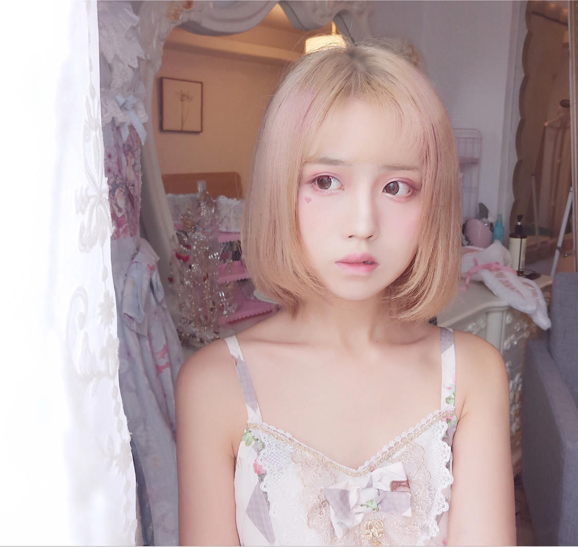 [网红COSER写真] 次元少女念雪ww - 白色长筒过膝袜第1张