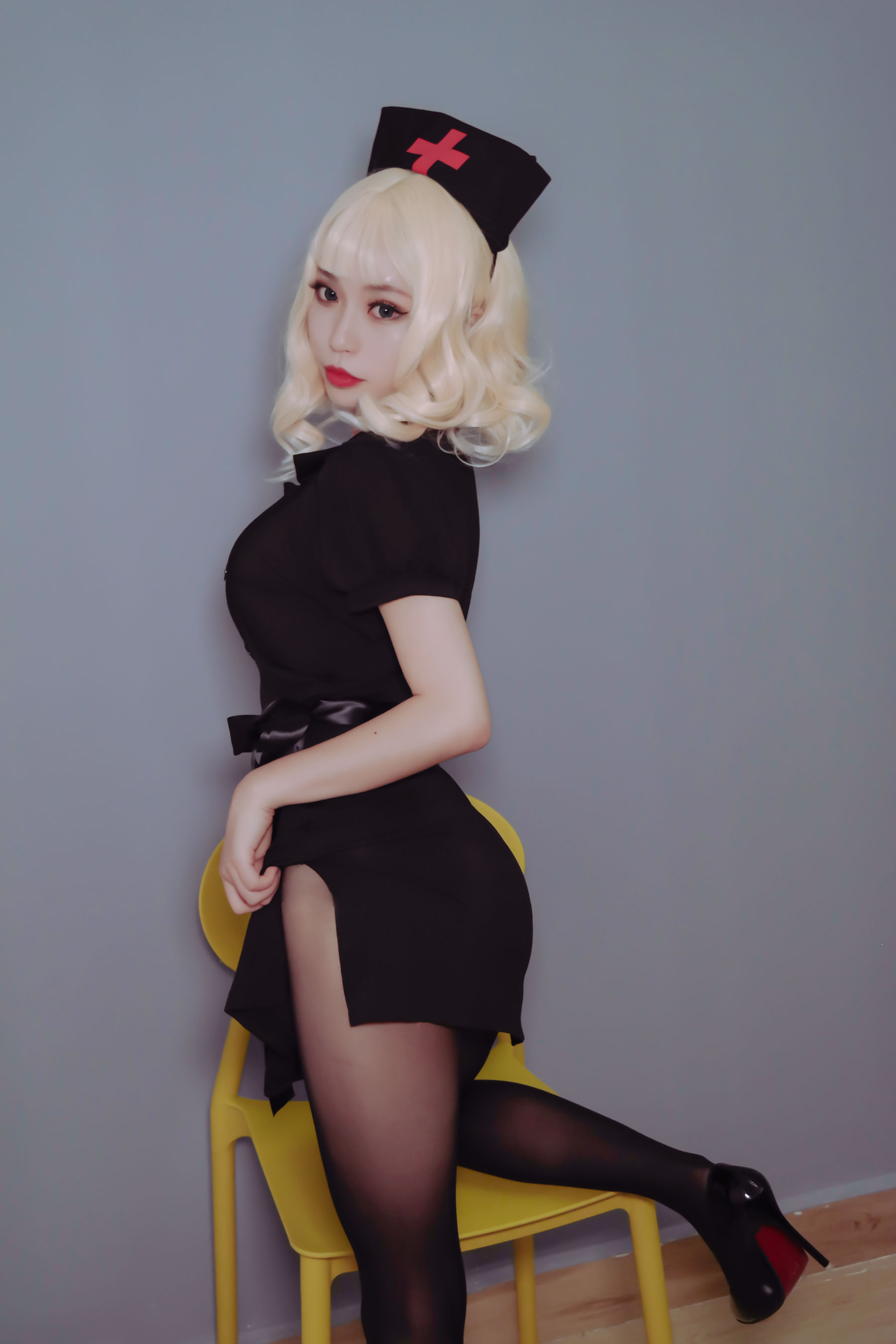 [COS福利] 萌妹白易子教主 - 黑化护士第3张