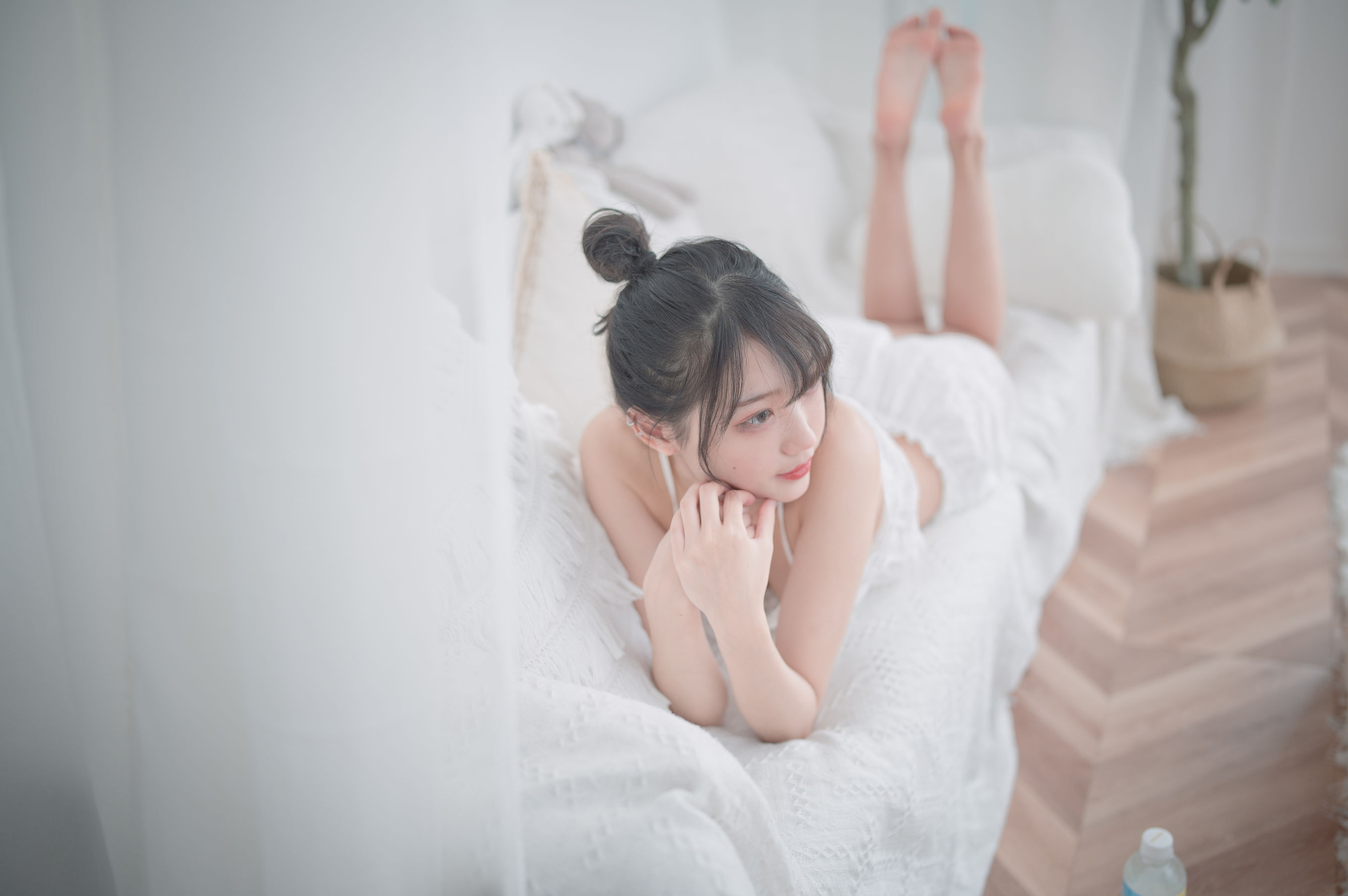 [COS福利] 周叽是可爱兔兔 - 白色睡衣第1张