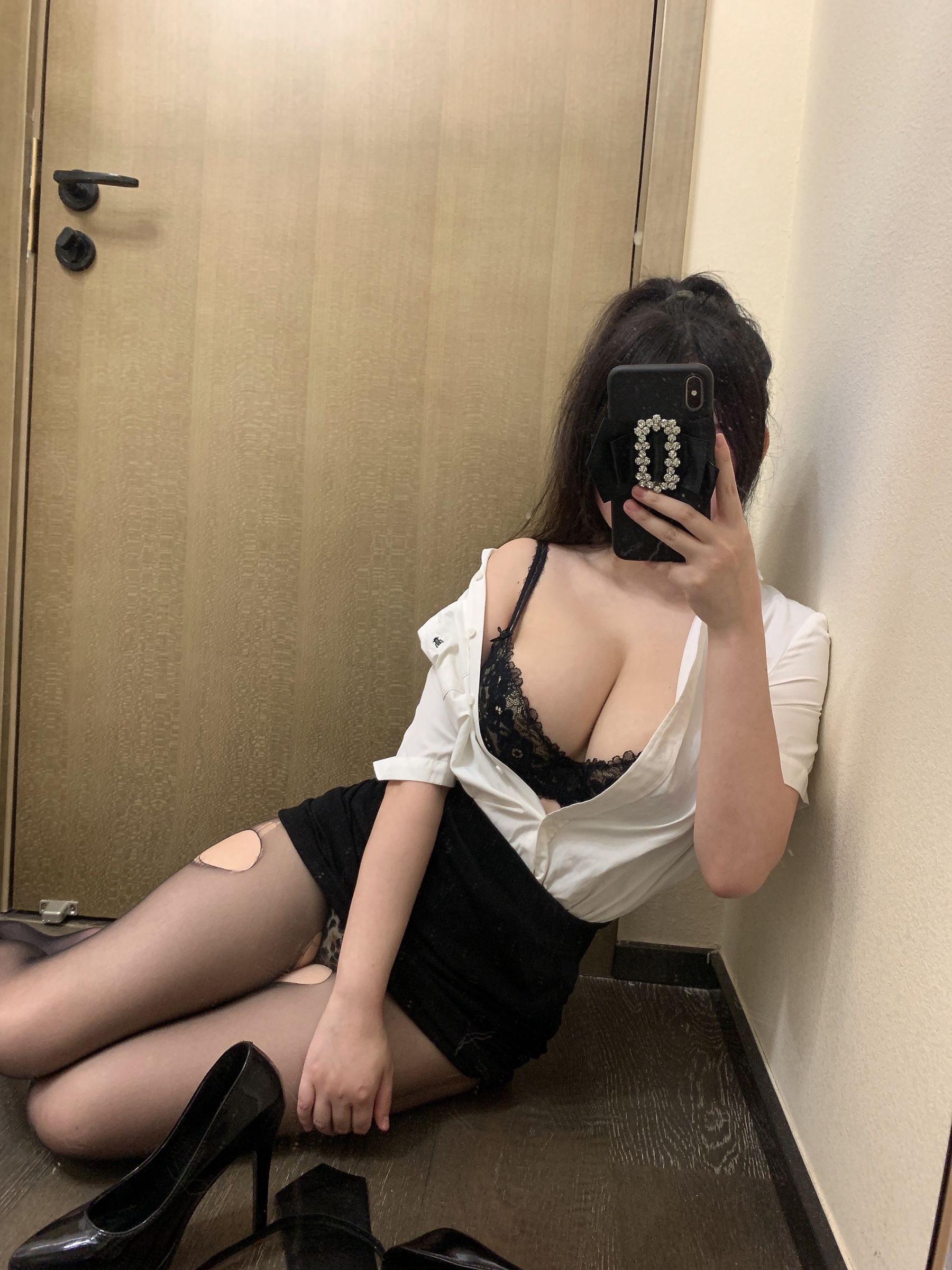 [福利COS] 蜜桃少女是依酱呀 - 刚入职的新人第5张