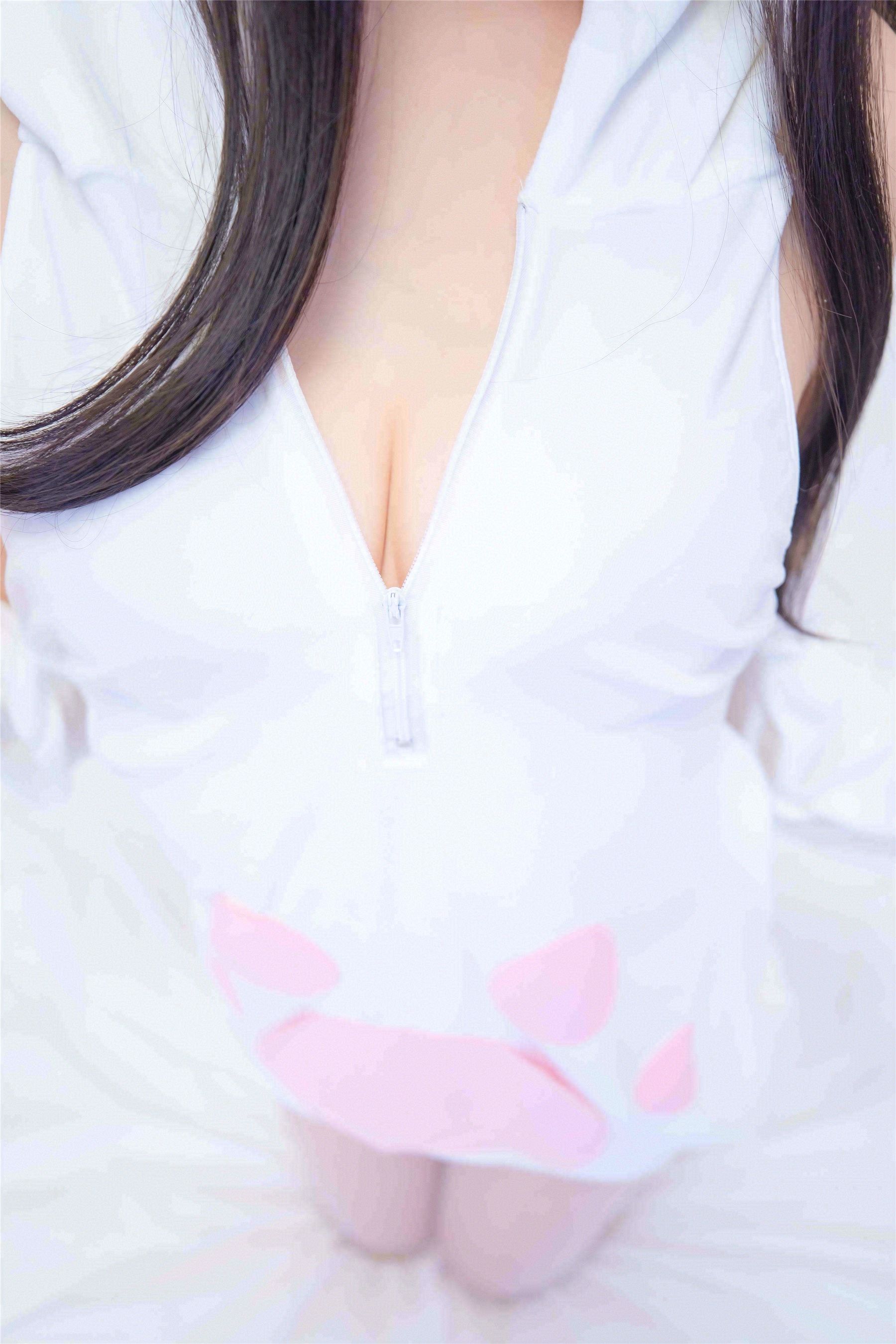 [网红COS] 萝莉神楽板真冬 白猫咪第1张