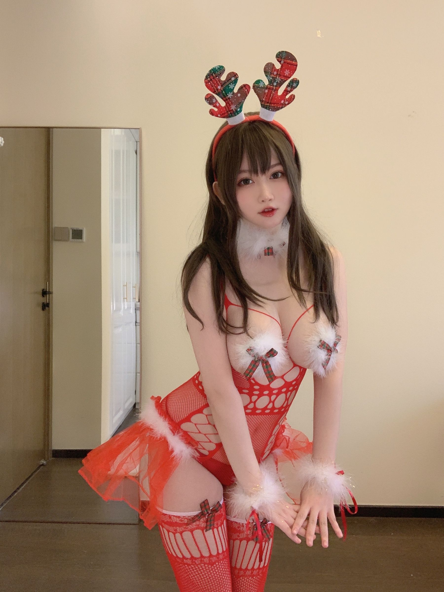 [网红COS] 蜜桃少女是依酱呀 - 2021圣诞特辑第14张