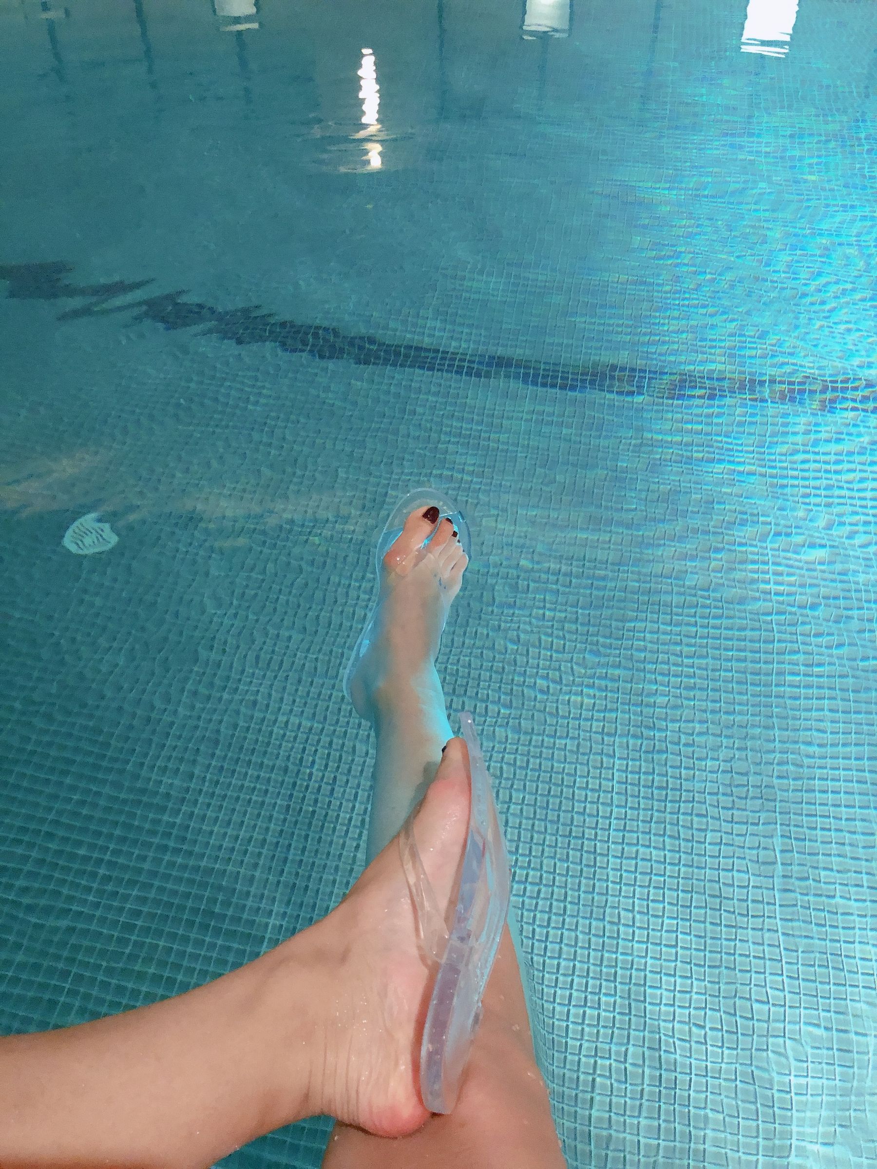 [福利COS] 安乔乔儿(Nia乔乔) No.012 泳池裸足第11张