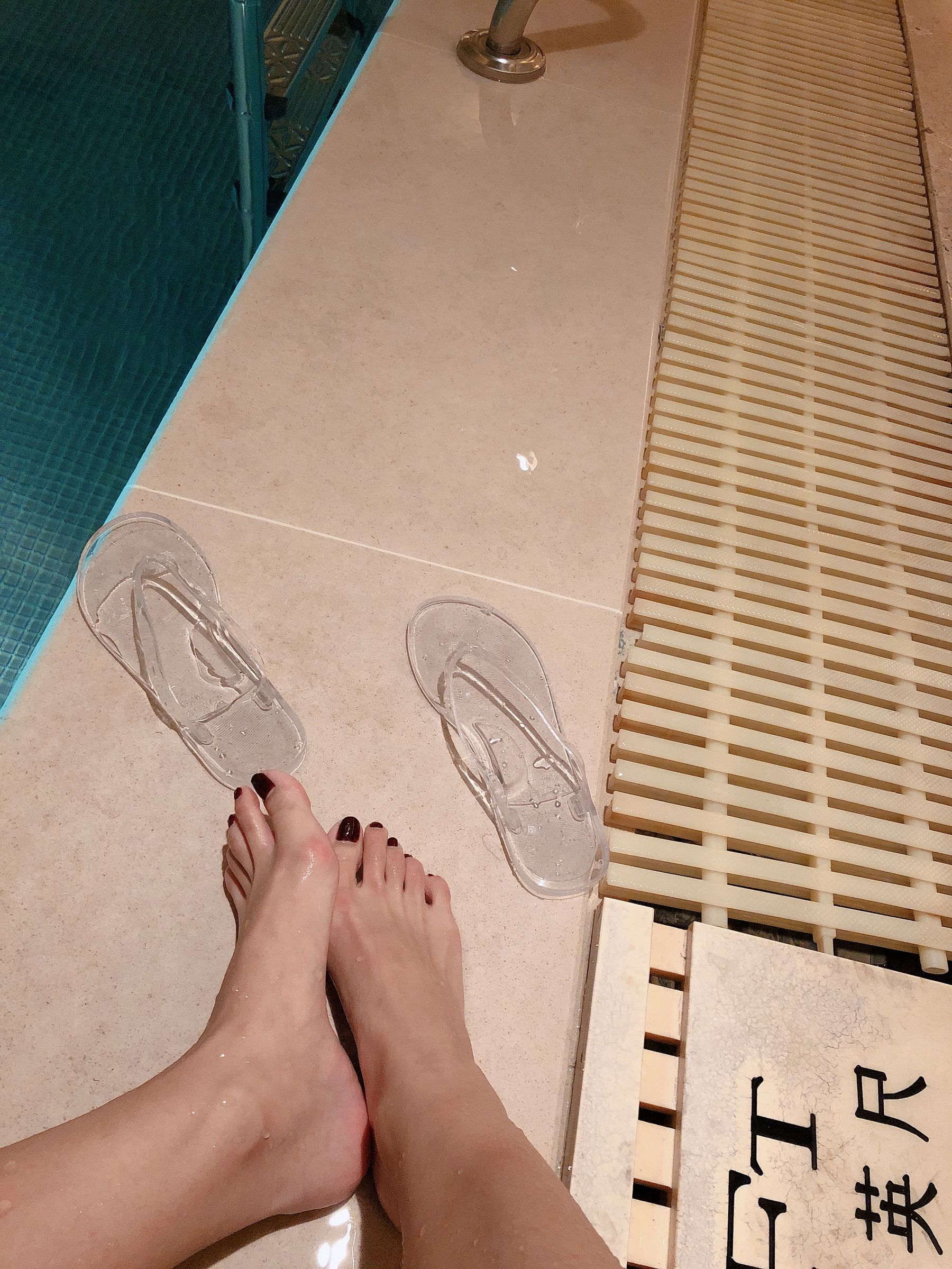 [福利COS] 安乔乔儿(Nia乔乔) No.012 泳池裸足第21张