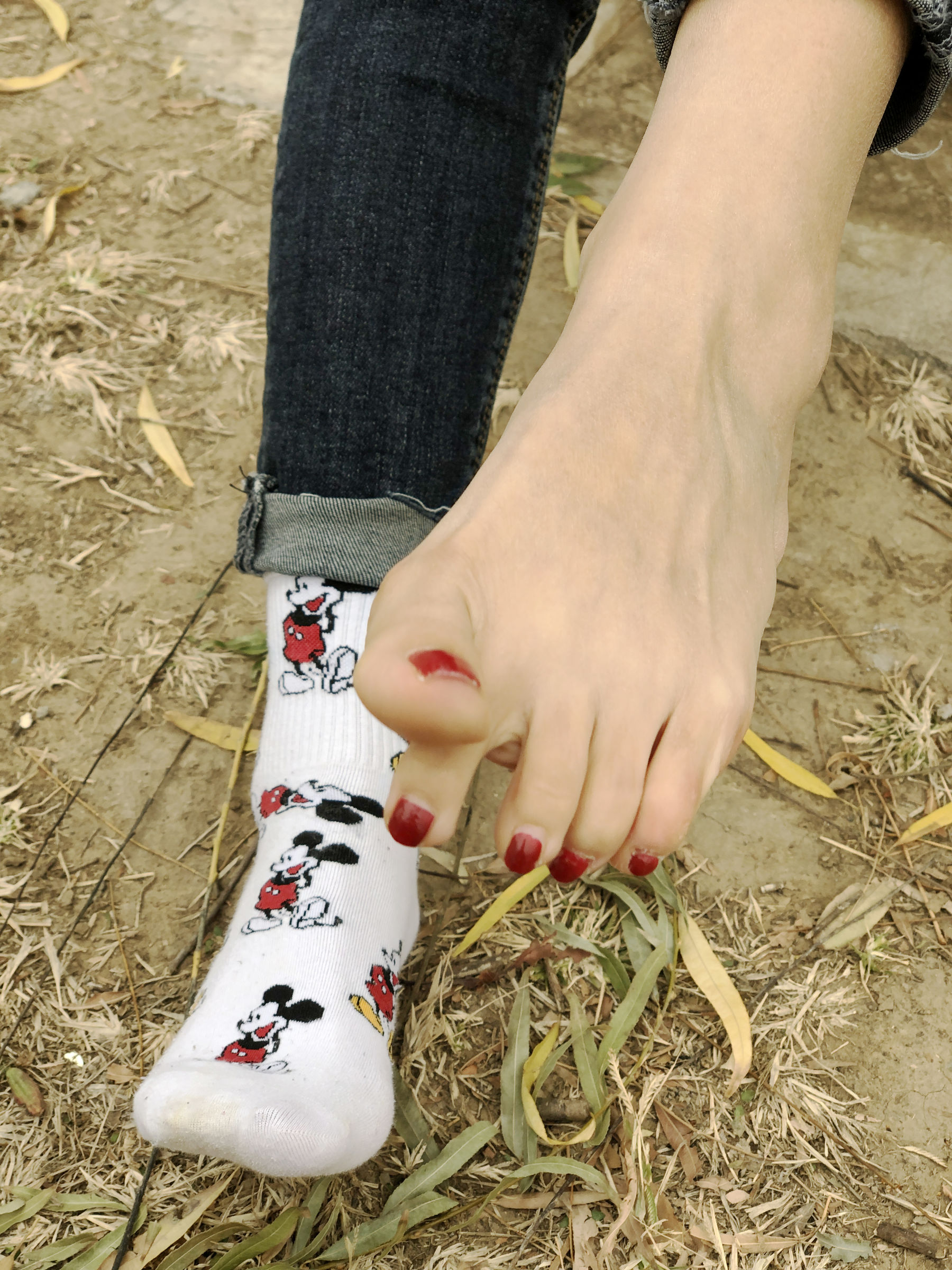 [福利COS] 安乔乔儿(Nia乔乔) No.010 红甲裸足第4张