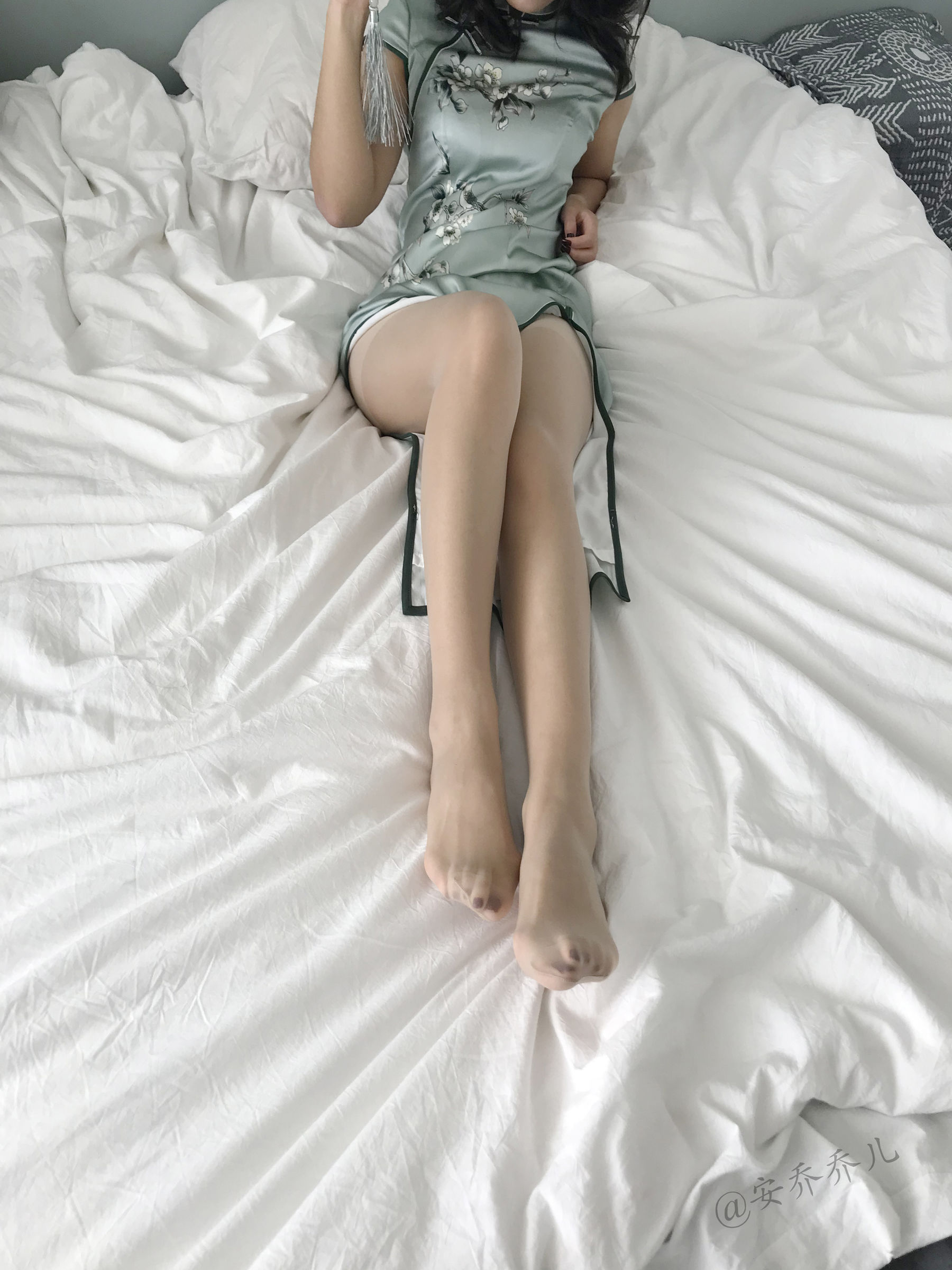 [福利COS] 安乔乔儿(Nia乔乔) No.017 安乔乔儿 黑丝旗袍第12张