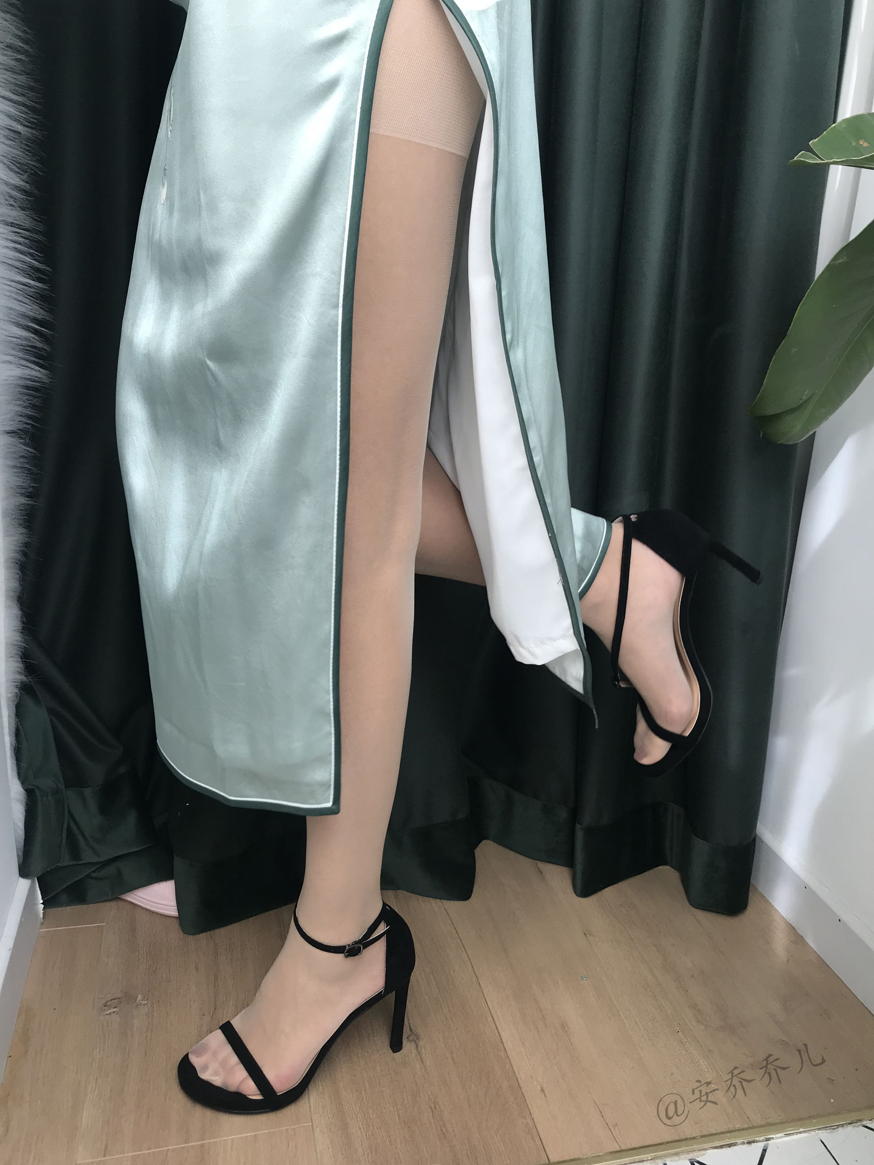 [福利COS] 安乔乔儿(Nia乔乔) No.017 安乔乔儿 黑丝旗袍第1张