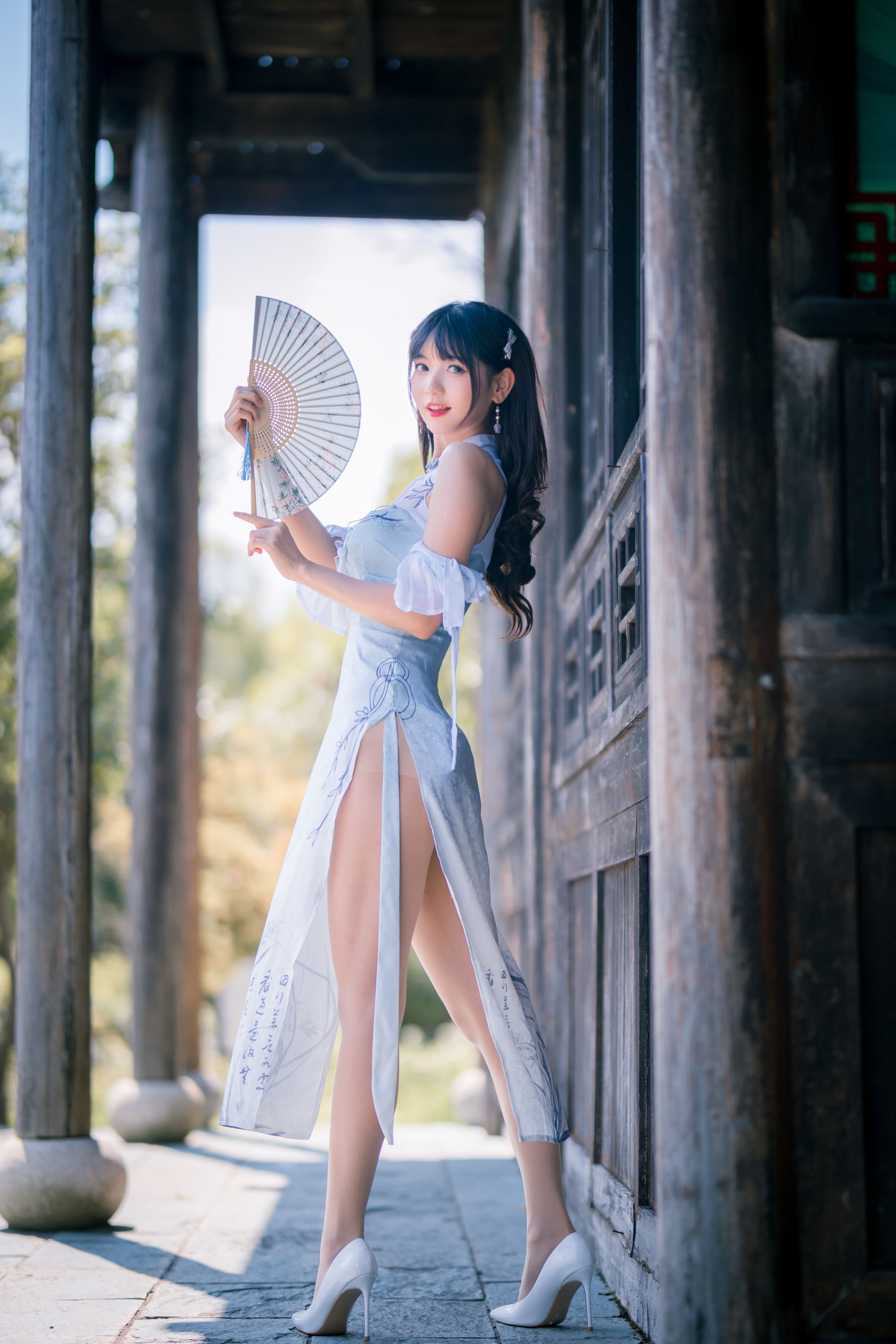 [福利COS] 可爱妹子陆卿卿kyokyo - 蓝色旗袍第1张