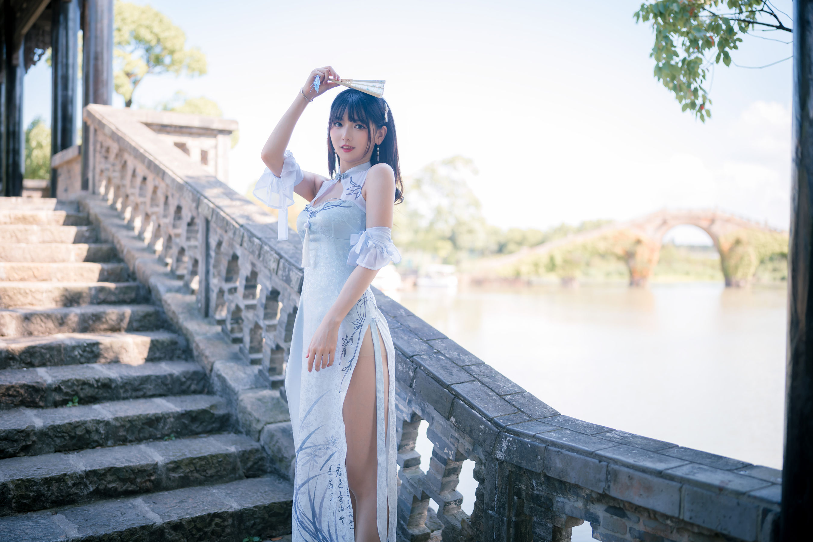 [福利COS] 可爱妹子陆卿卿kyokyo - 蓝色旗袍第8张