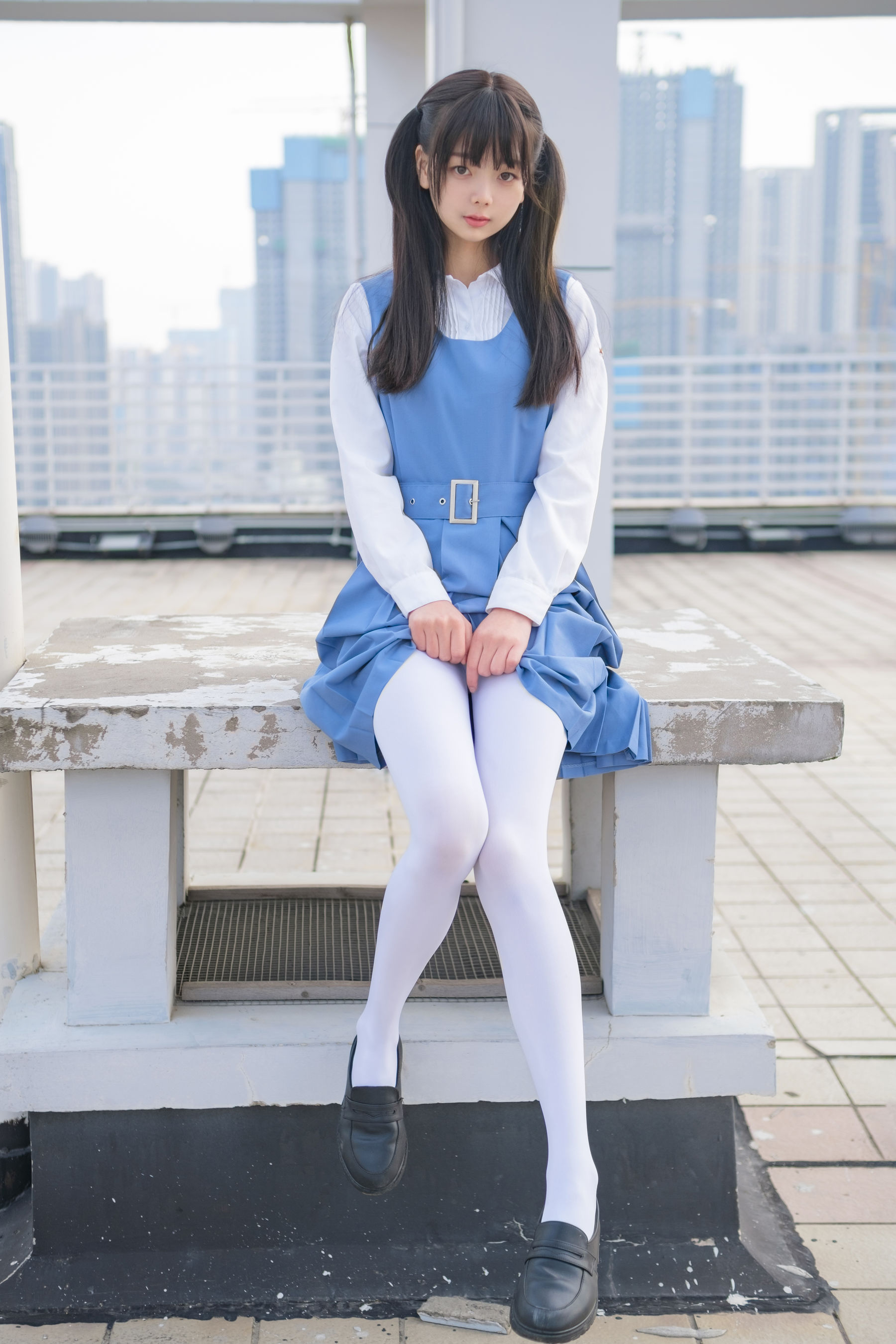 [福利COS] 柴系小乖(稚乖画册) - 夜夜 天台真空80D白丝第1张