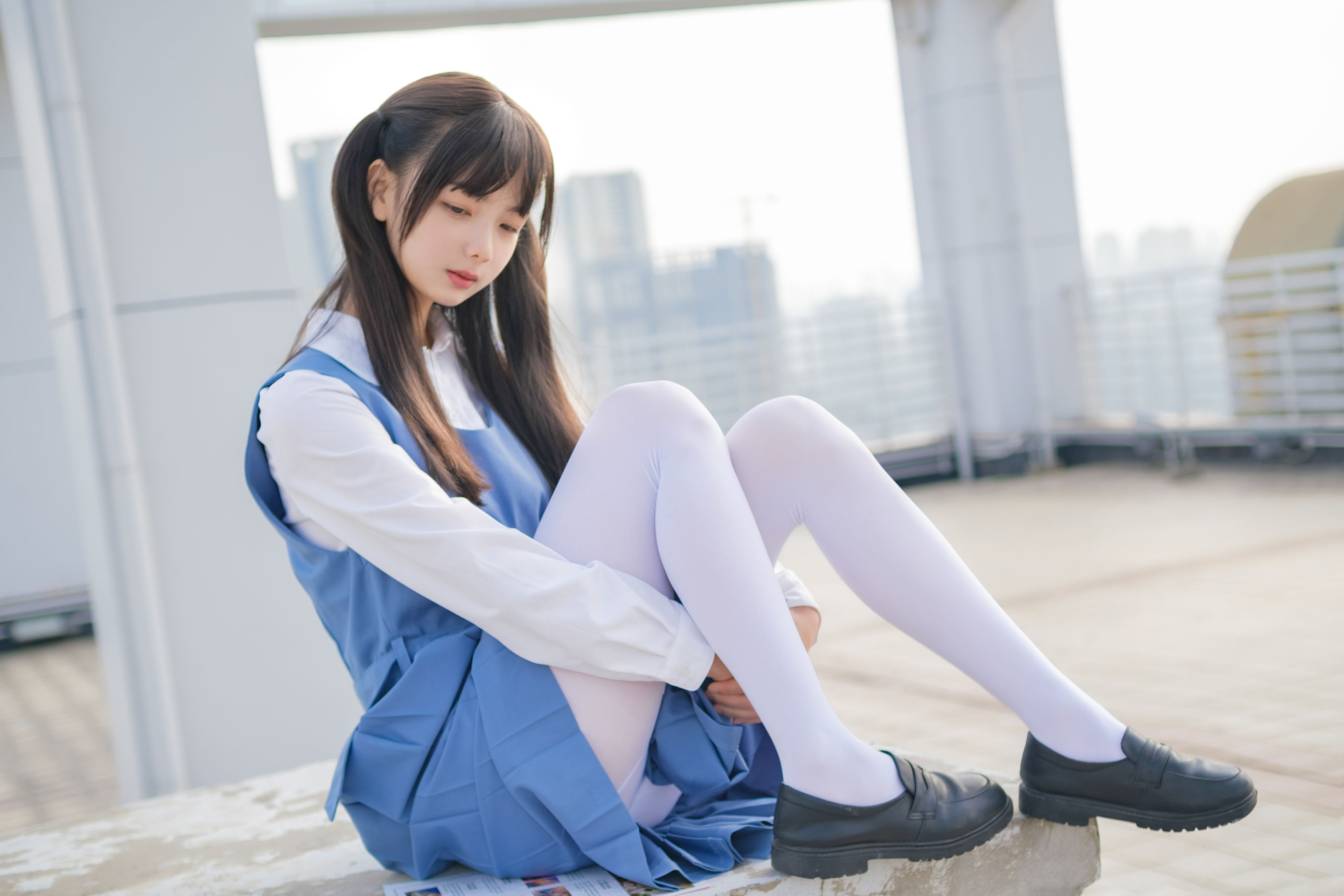 [福利COS] 柴系小乖(稚乖画册) - 夜夜 天台真空80D白丝第3张