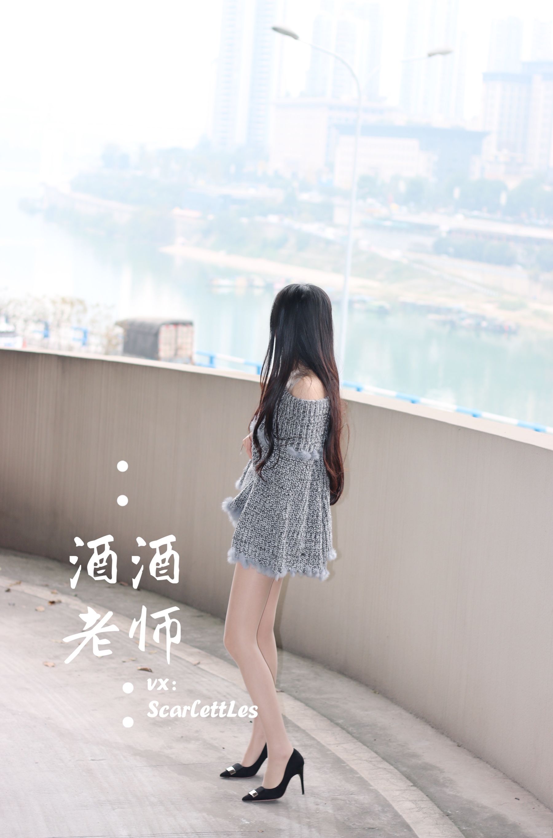 [福利COS] 酒酒老师 - 停车场里的超短裙第4张