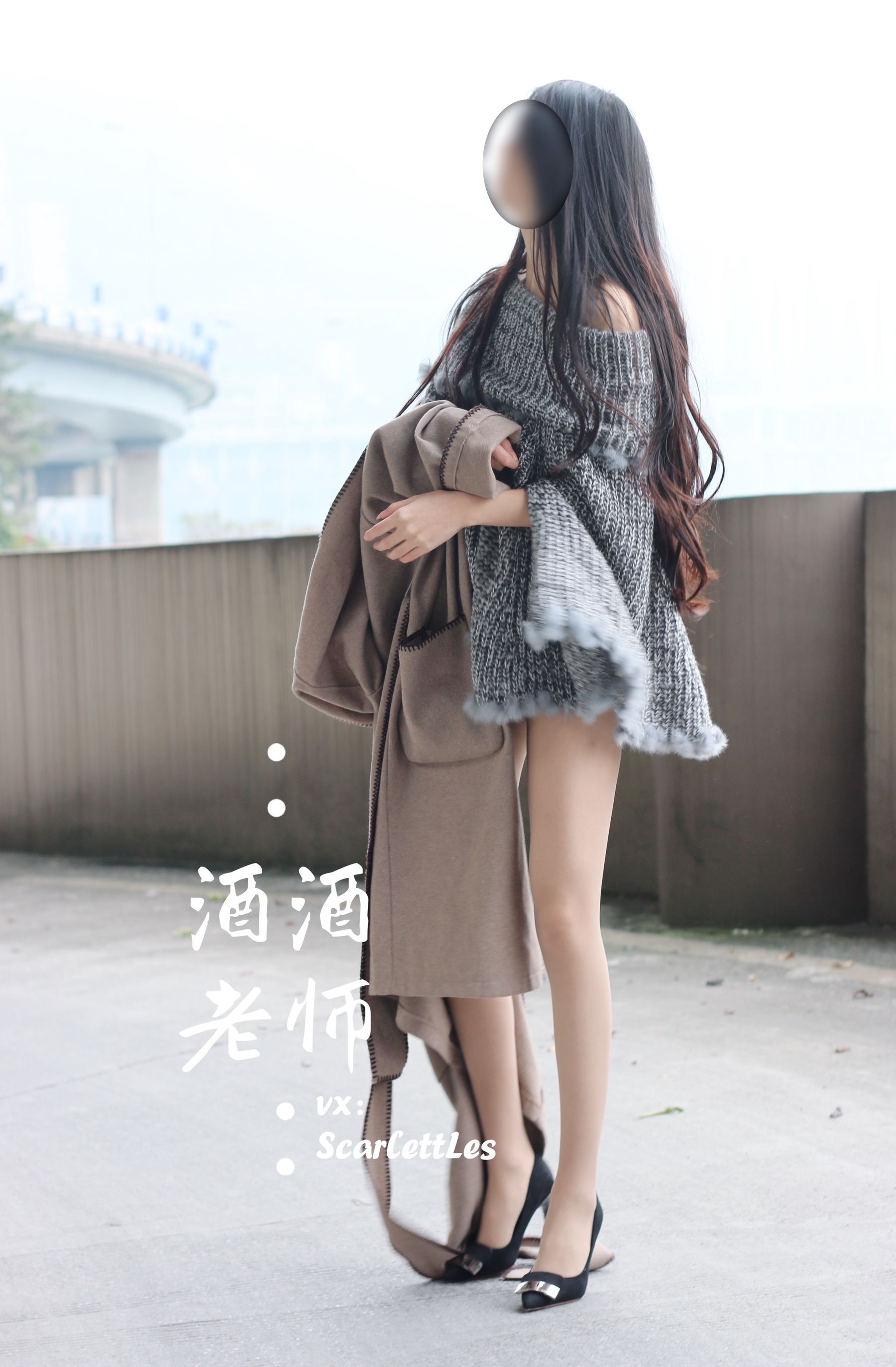 [福利COS] 酒酒老师 - 停车场里的超短裙第20张