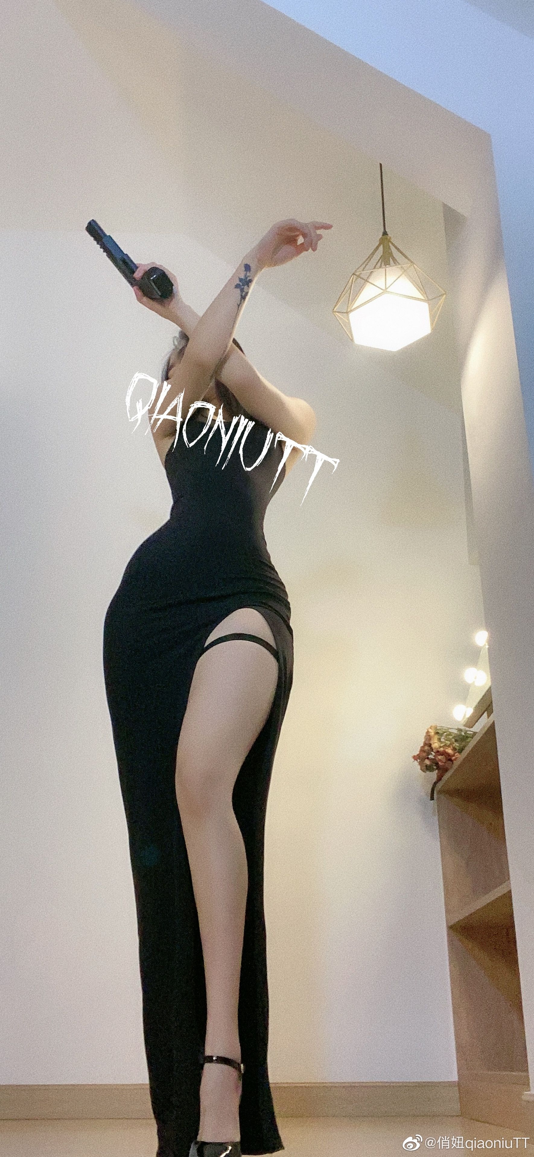 [福利COS] 俏妞qiaoniuTT - 丝袜长腿翘臀 视图合集第32张