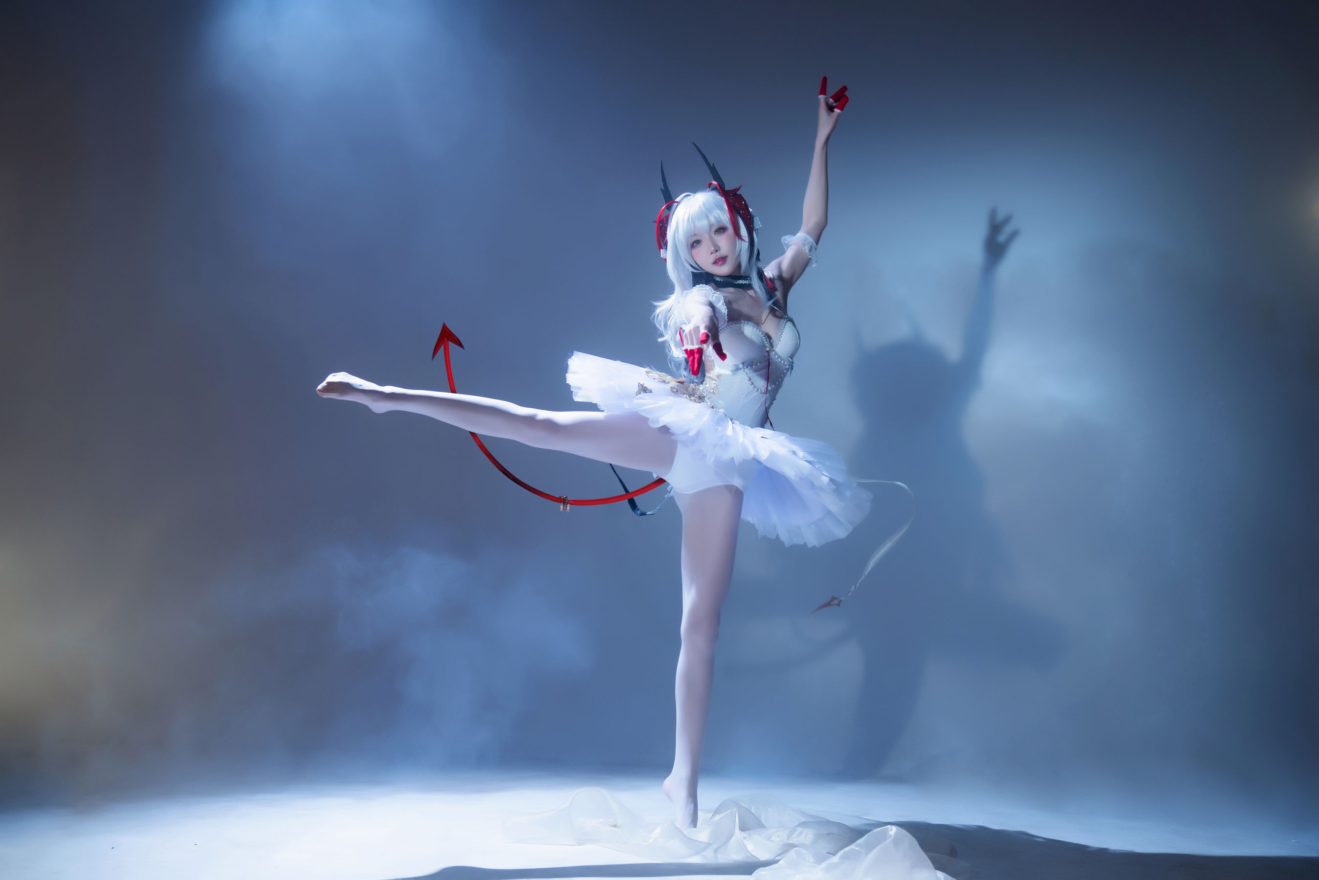 [福利COS] 动漫博主阿包也是兔娘 - 明日方舟 芭蕾第2张