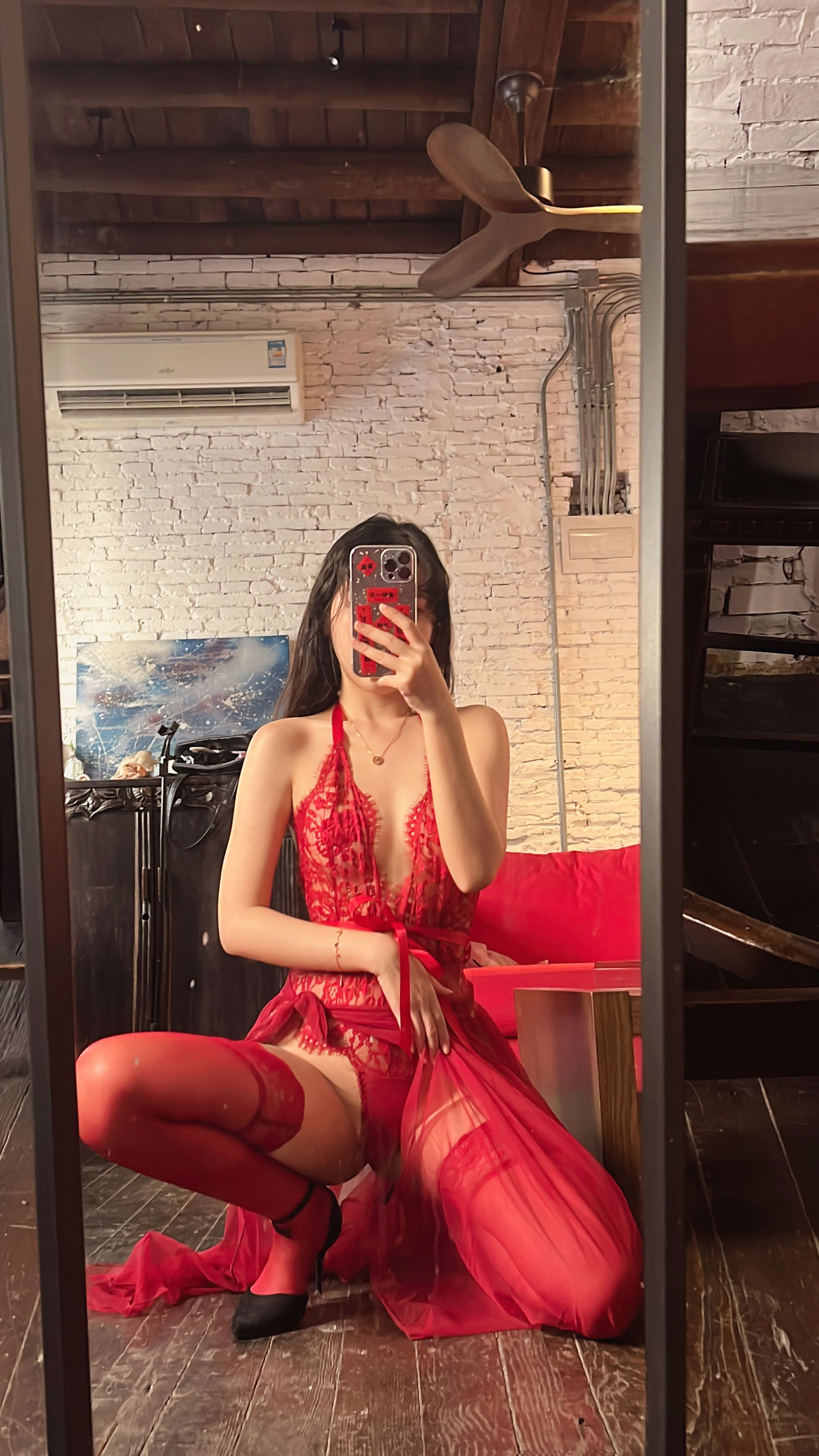 [福利COS] 微博人气Coser不呆猫 - 霸气红色人妻第3张