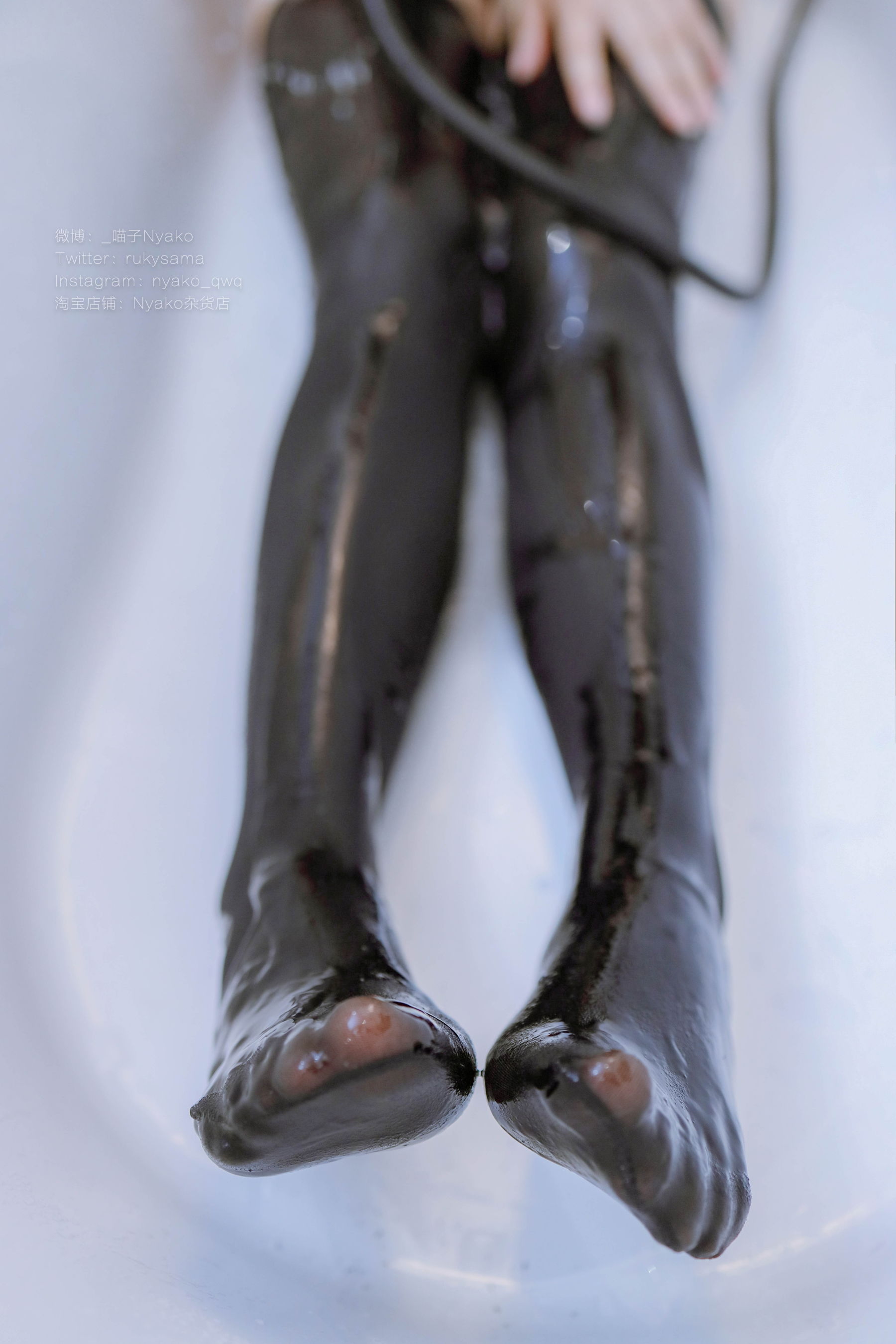 [福利COS] 萌妹子Nyako喵子 - 黑色透明竞泳第13张