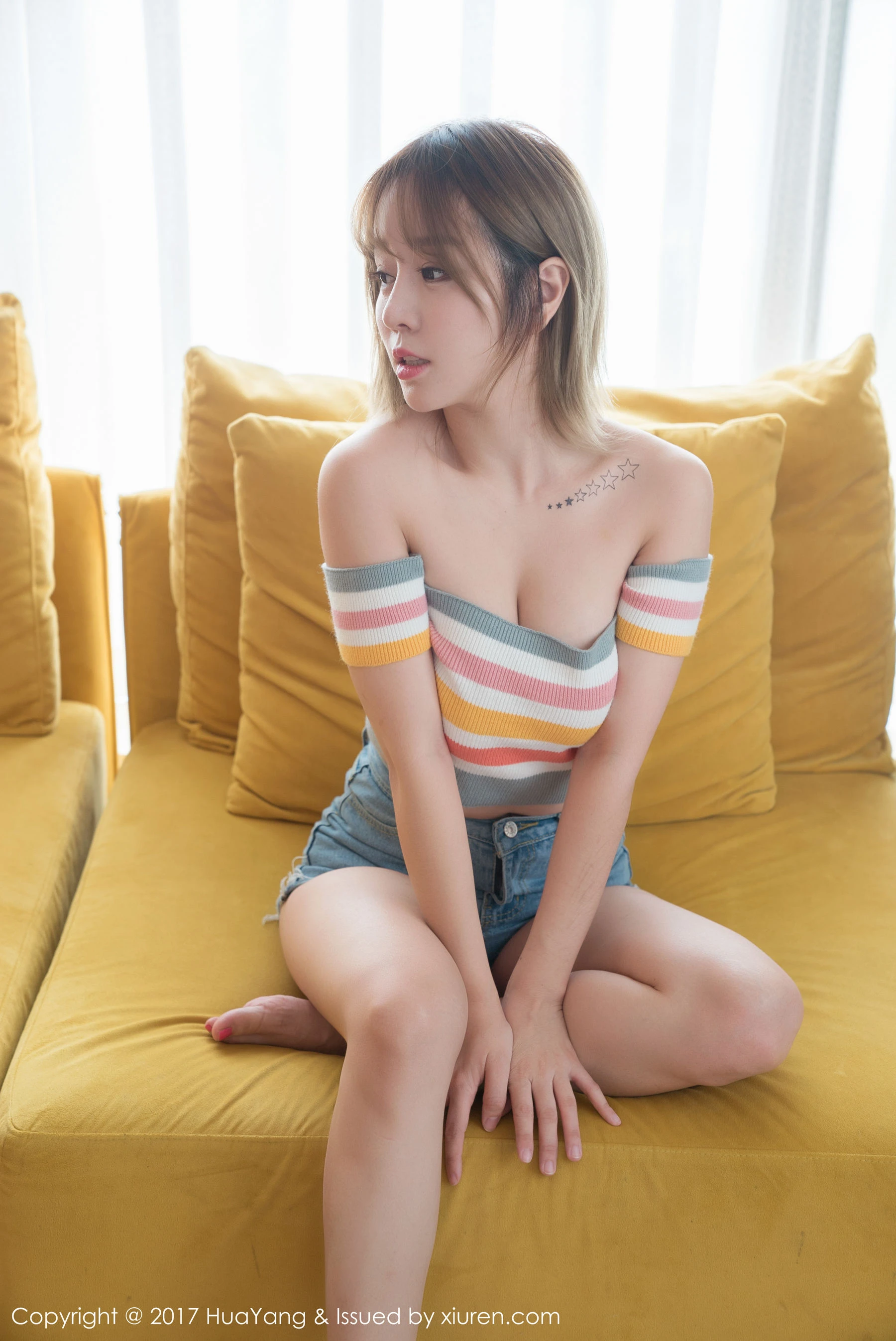  王雨纯《牛仔短裤、蕾丝内衣和护士装》 花漾 VOL.002第3张