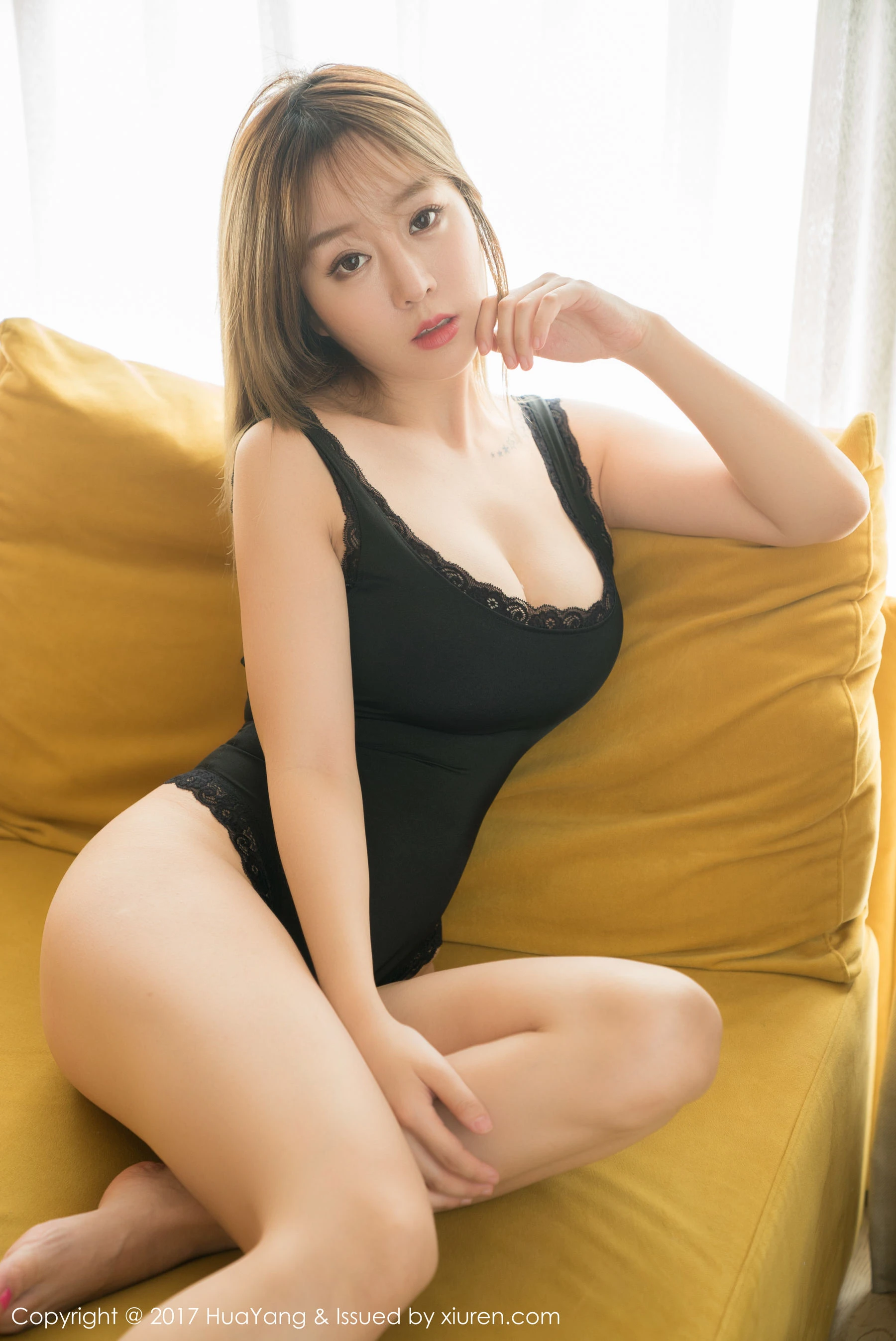  王雨纯《牛仔短裤、蕾丝内衣和护士装》 花漾 VOL.002第11张