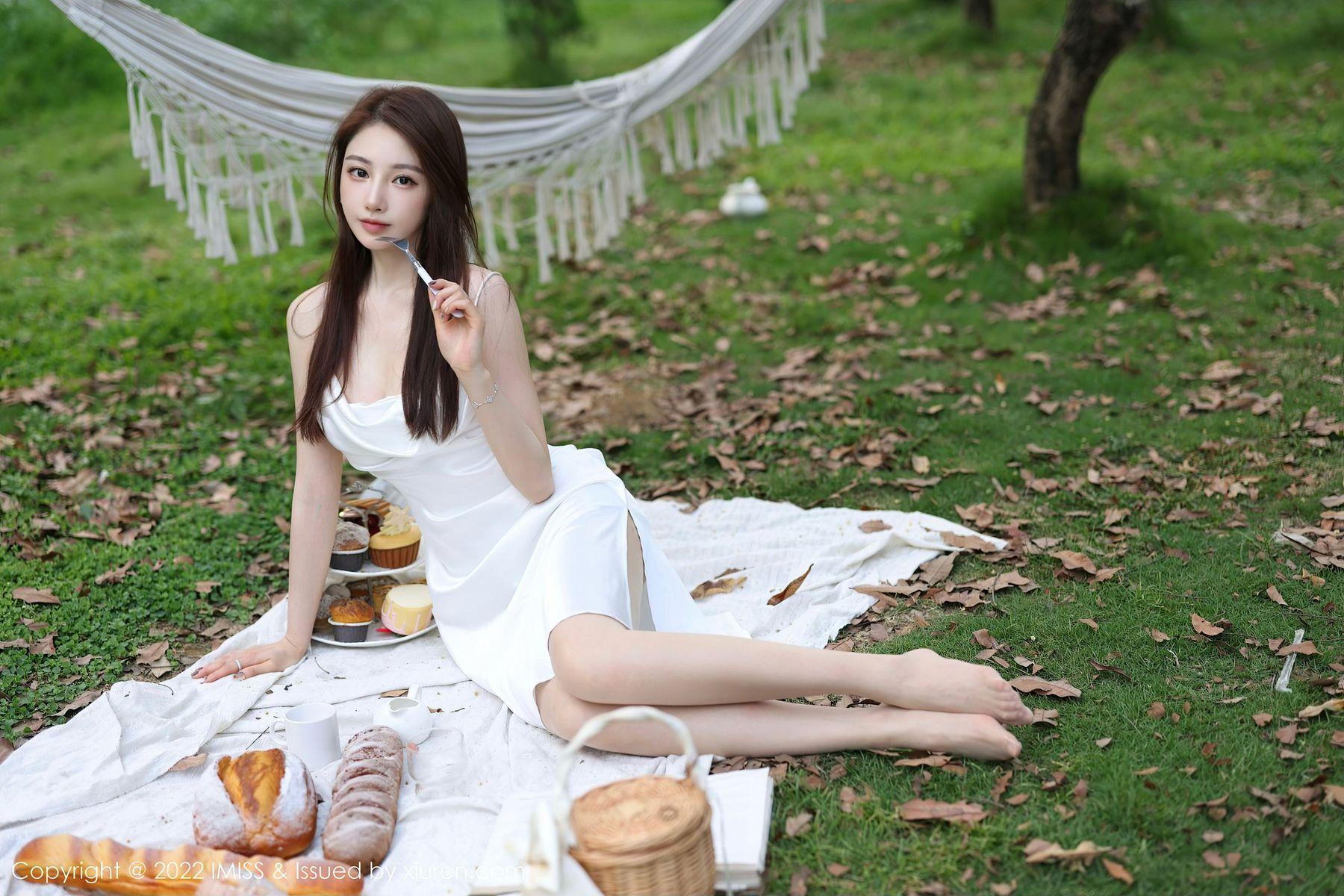  爱蜜社 VOL.682 Lynn刘奕宁 户外美腿第2张