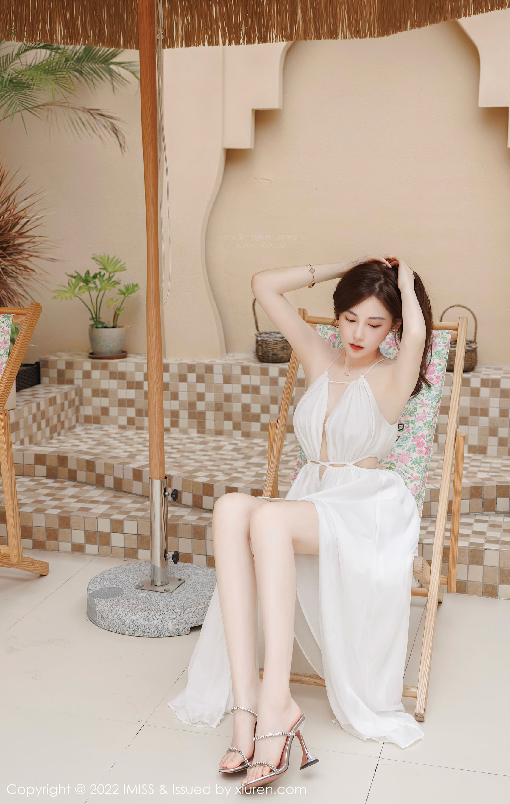  爱蜜社 VOL.706 Lynn刘奕宁 长裙美腿第5张