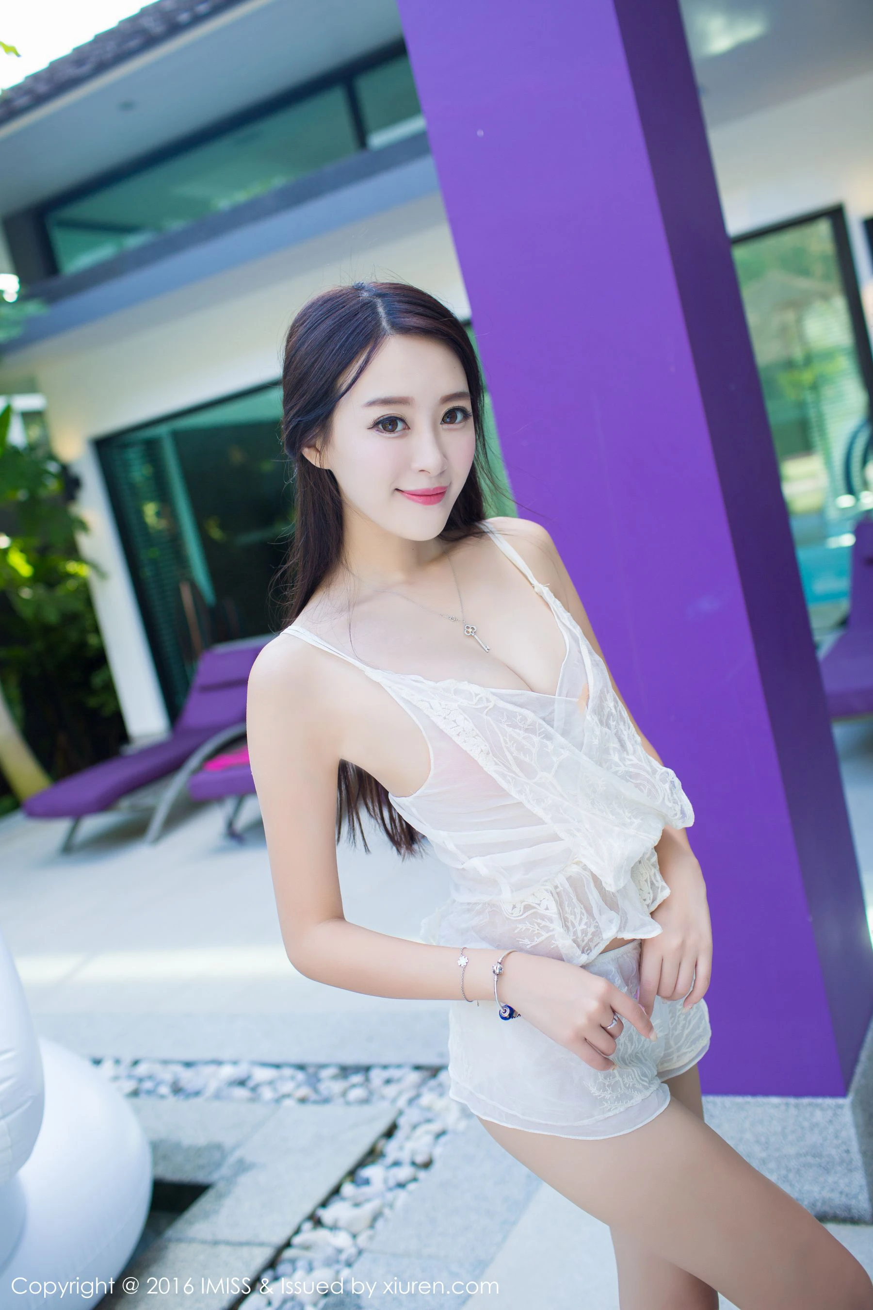  王曼妮好Q 《街拍+泳池旁小清新系列》爱蜜社IMiss Vol.141第8张