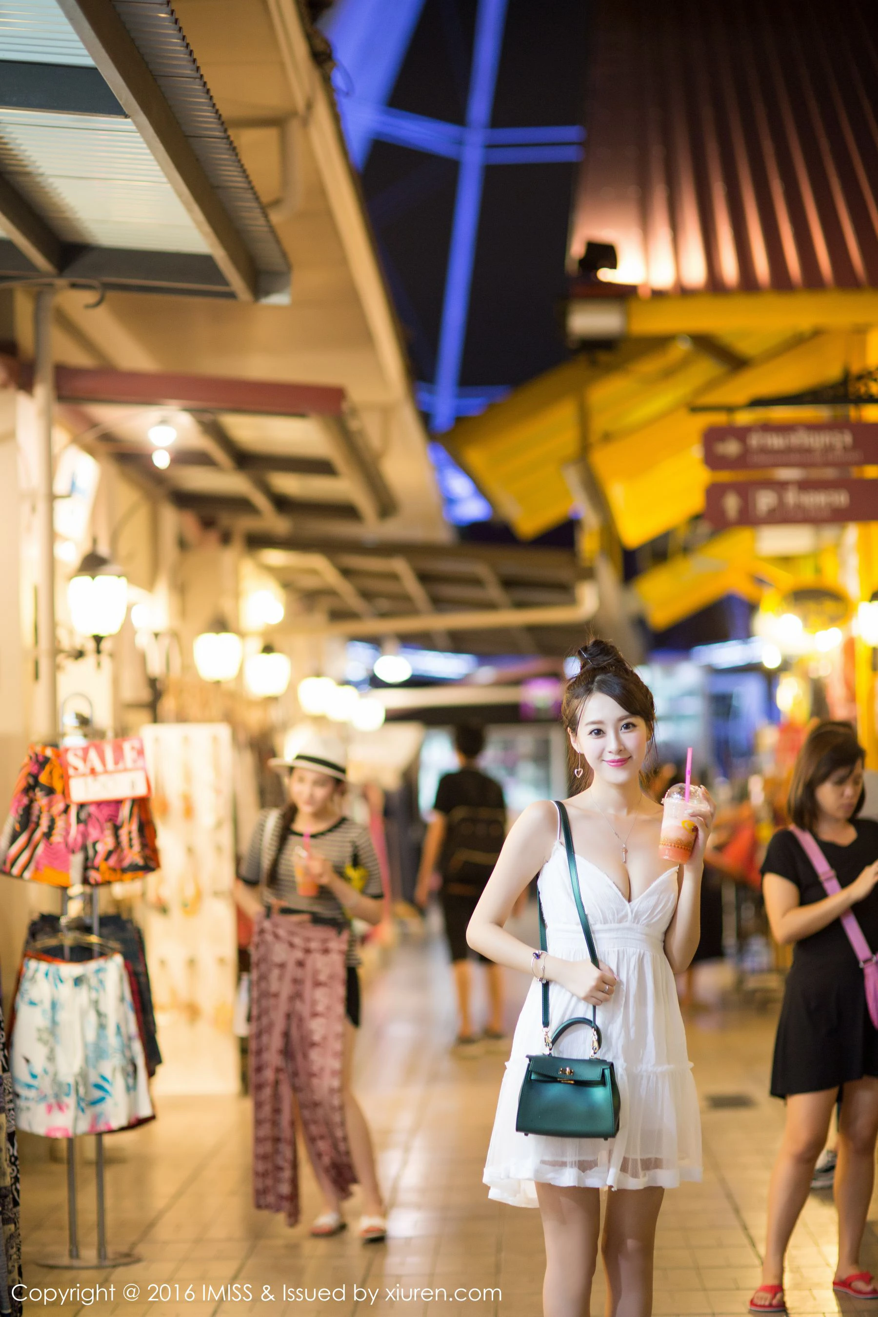  王曼妮好Q 《街拍+泳池旁小清新系列》爱蜜社IMiss Vol.141第1张