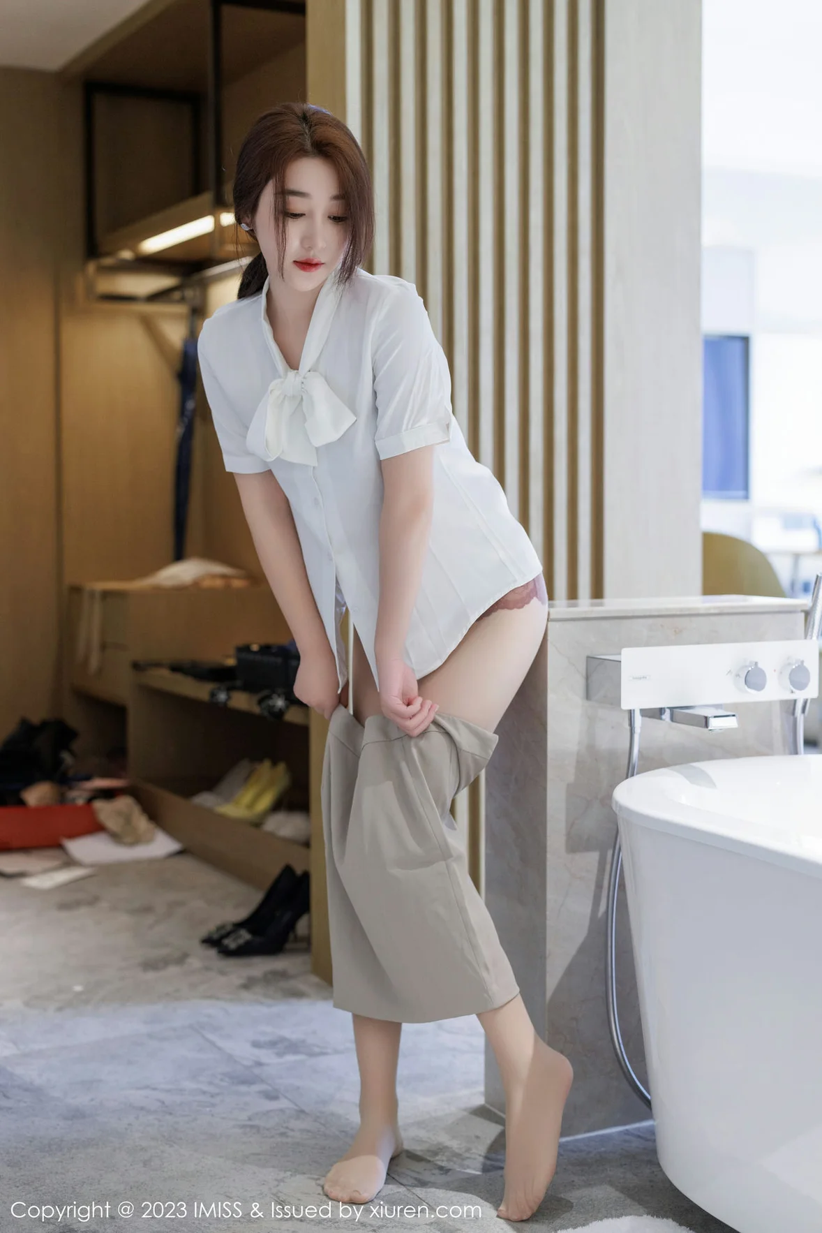  爱蜜社 Vol.735 九月生__ 灰色职业装性感写真 [58P]第9张