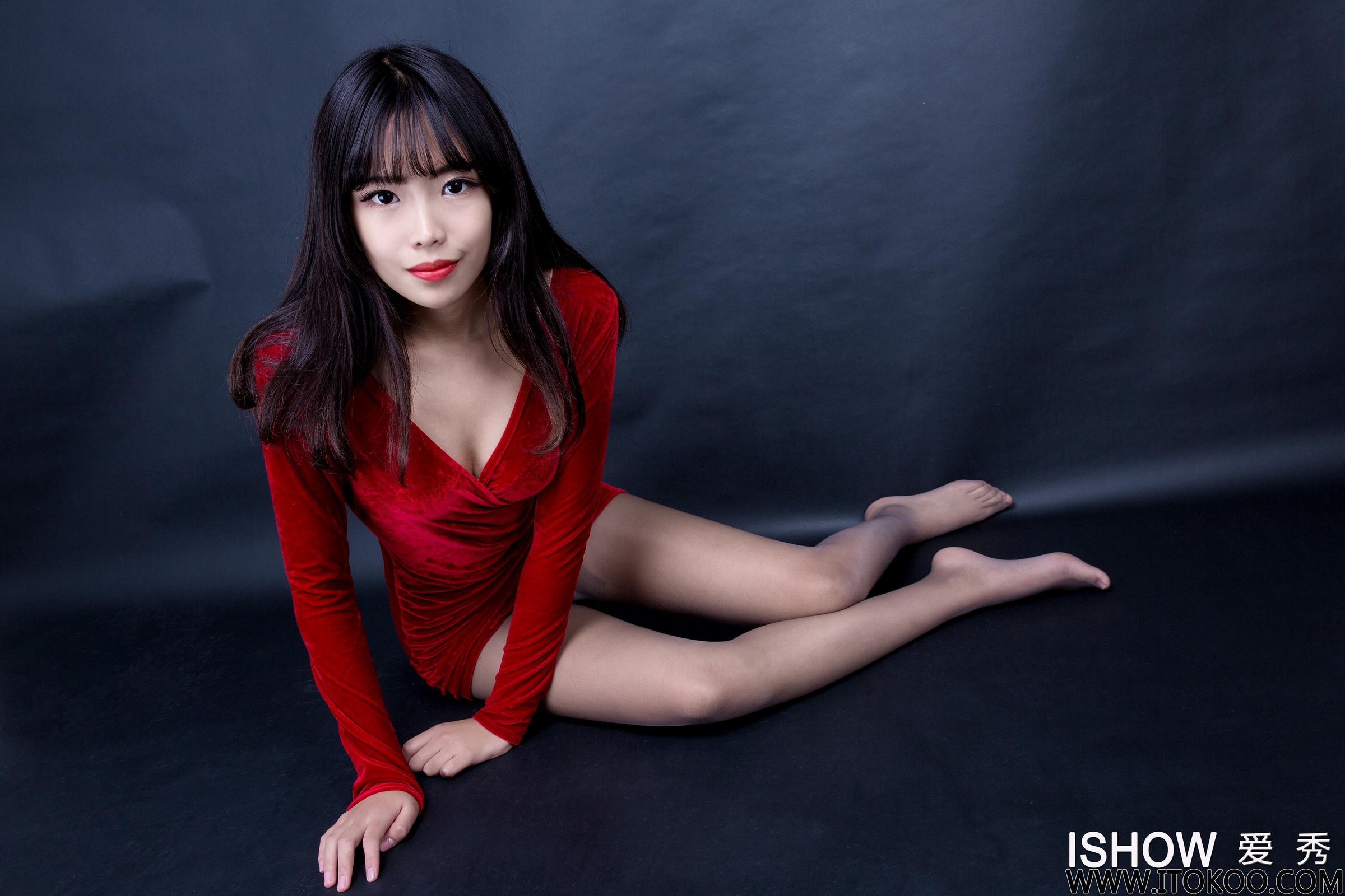 [ISHOW爱秀]红色低胸连身裙美女 芸芸 肉丝美腿与红色高跟性感写真 2016-01-01 No.024第5张