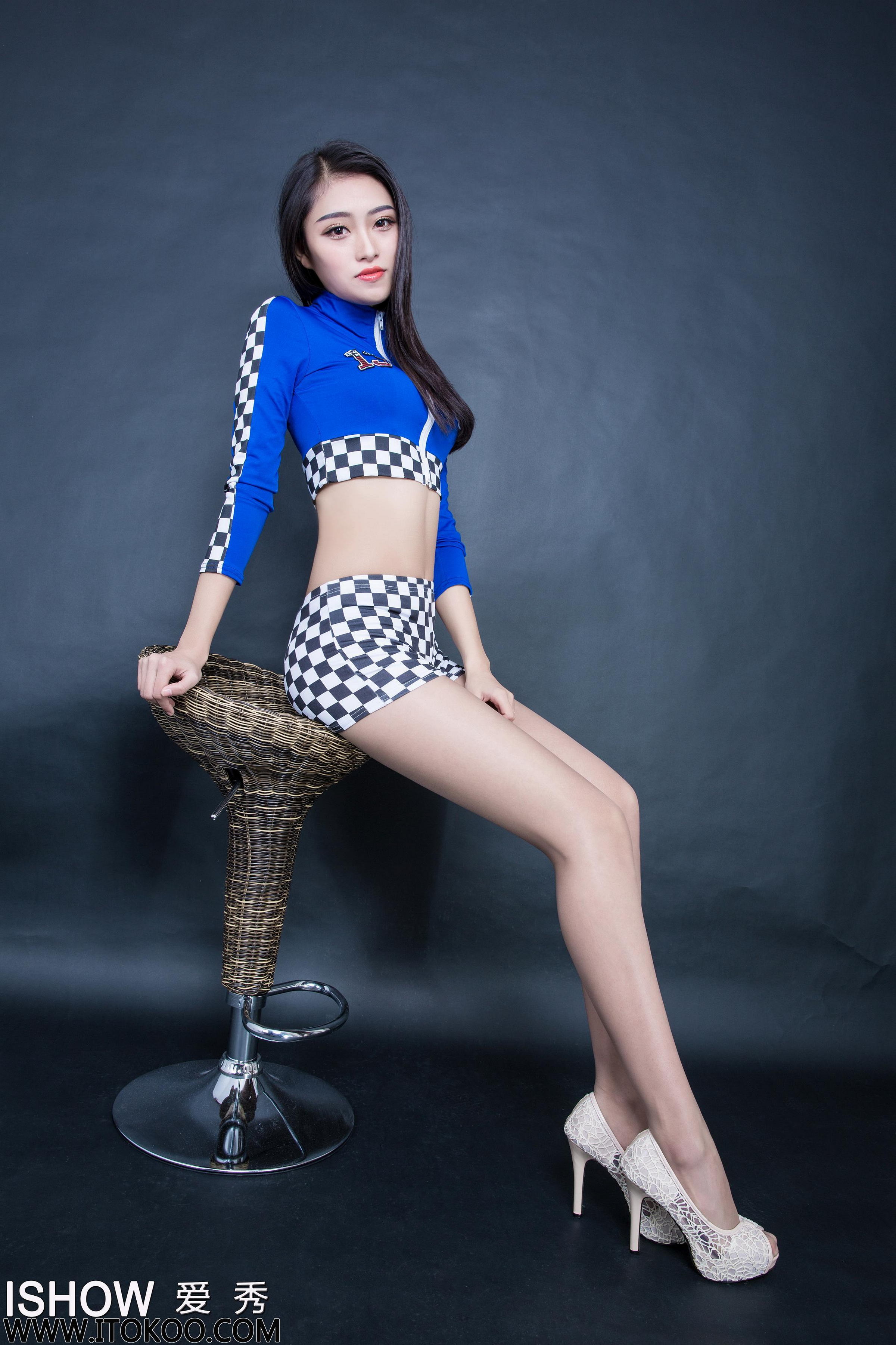 [ISHOW爱秀]蓝色赛车女郎制服美女 王钰彤Kimi 肉丝美腿与白色高跟性感写真 2016-01-09 No.025第3张