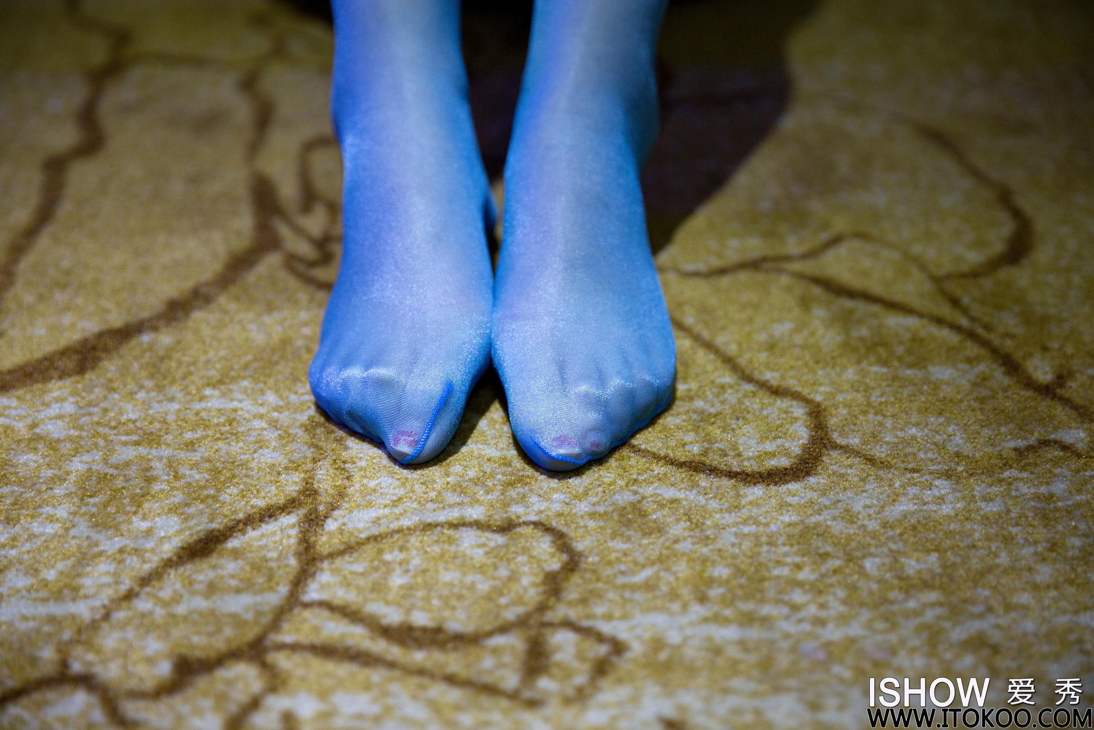 [ISHOW爱秀]NO.148 林沐沐Liny 白色性感背心加蓝色丝袜美腿私房写真集第5张