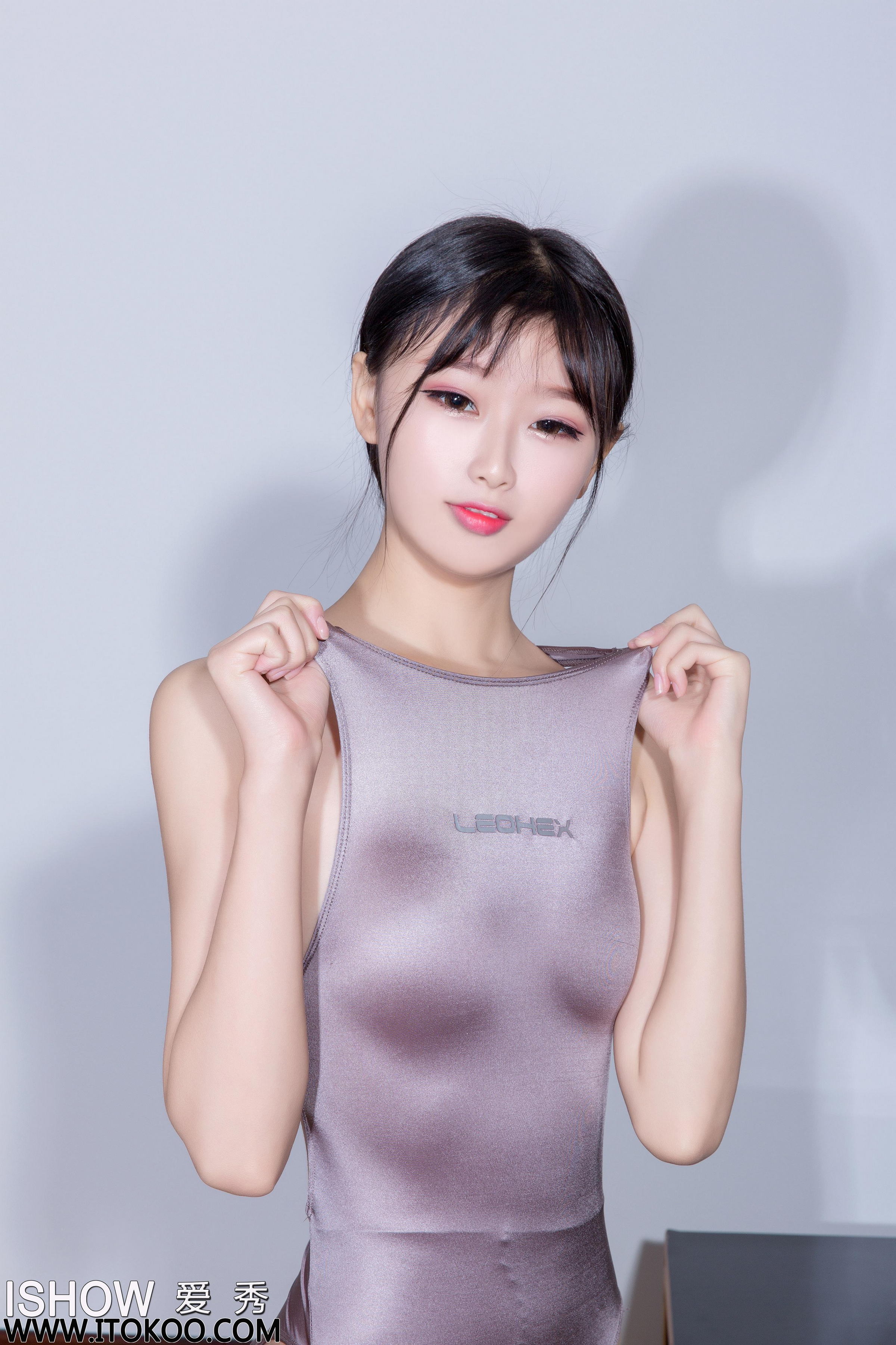 [ISHOW爱秀]NO.164 云曼音Merry 棕色连体比基尼泳装与灰色丝袜美腿玉足性感私房写真集第4张