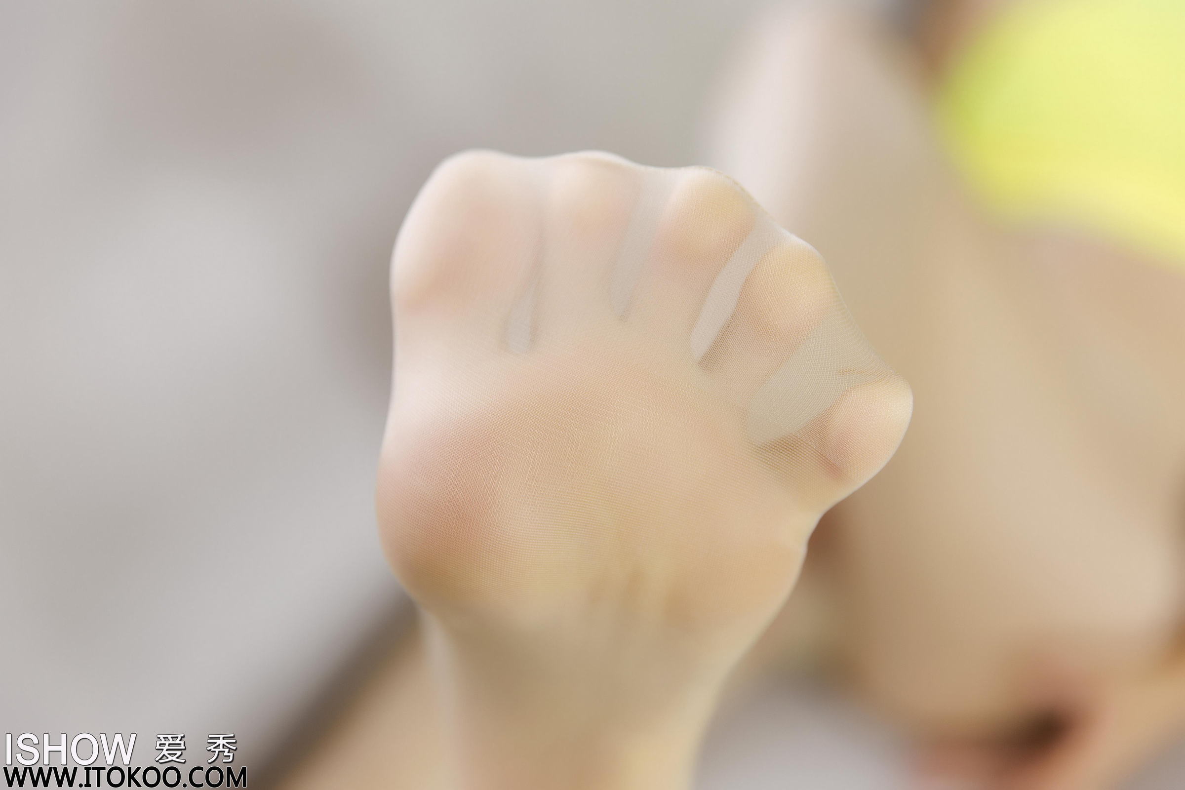 [ISHOW爱秀]NO.176 刘玥菲Phoebe 黄色运动小背心与超短裙加肉色丝袜美腿性感私房写真集第9张