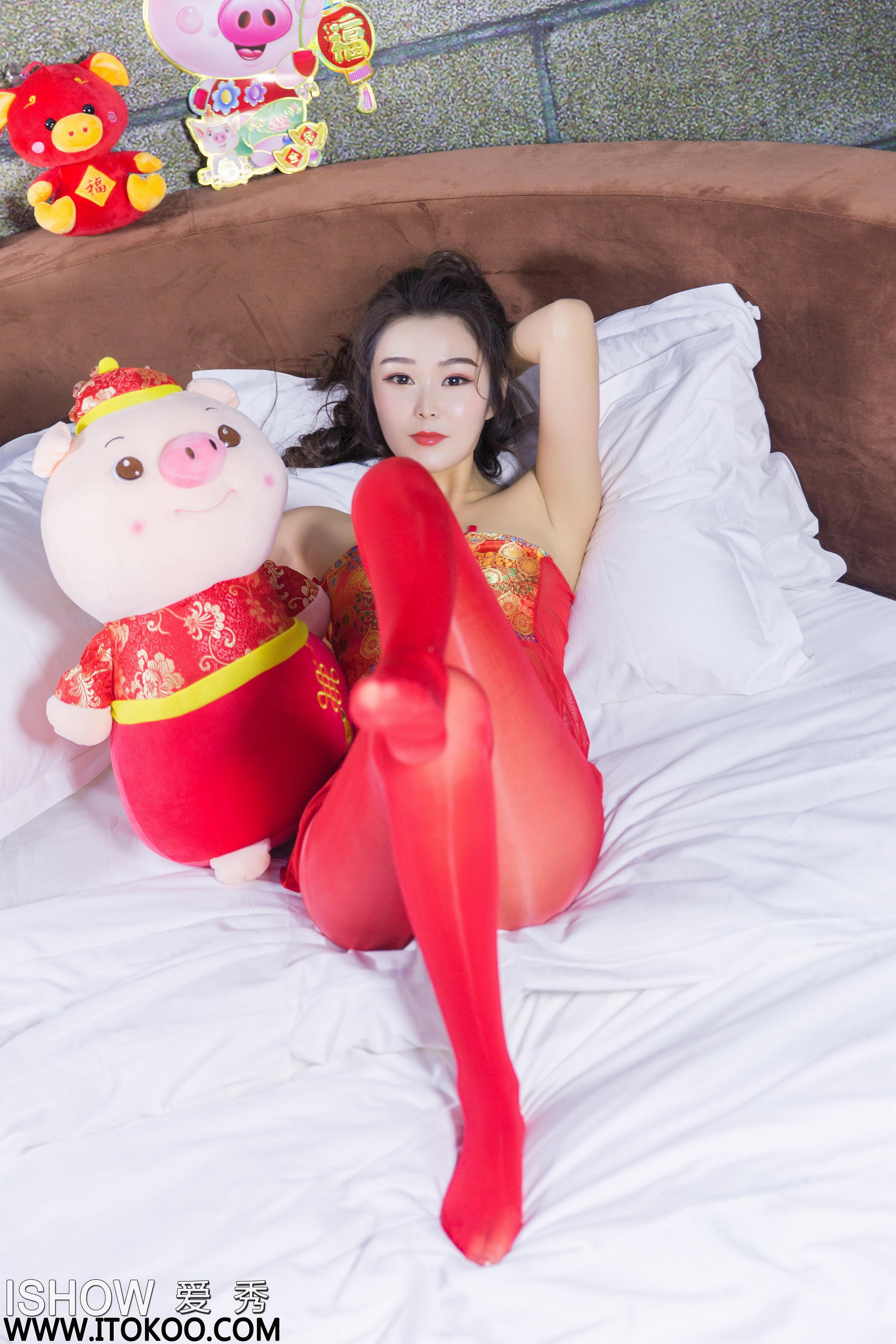 [ISHOW爱秀]NO.188 周佳妮Janiee 红色透视抹胸裙加红色丝袜美腿性感私房写真集第7张