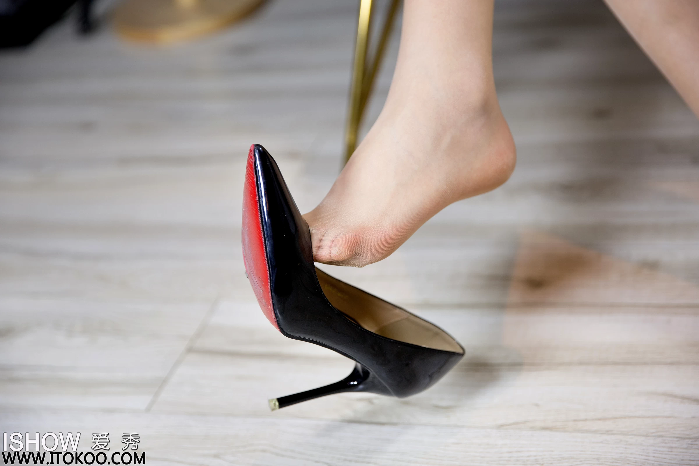 [ISHOW爱秀]NO.243 杨伊伊Eva 格子旗袍与民国高中女生制服加肉色丝袜美腿性感私房写真集第9张