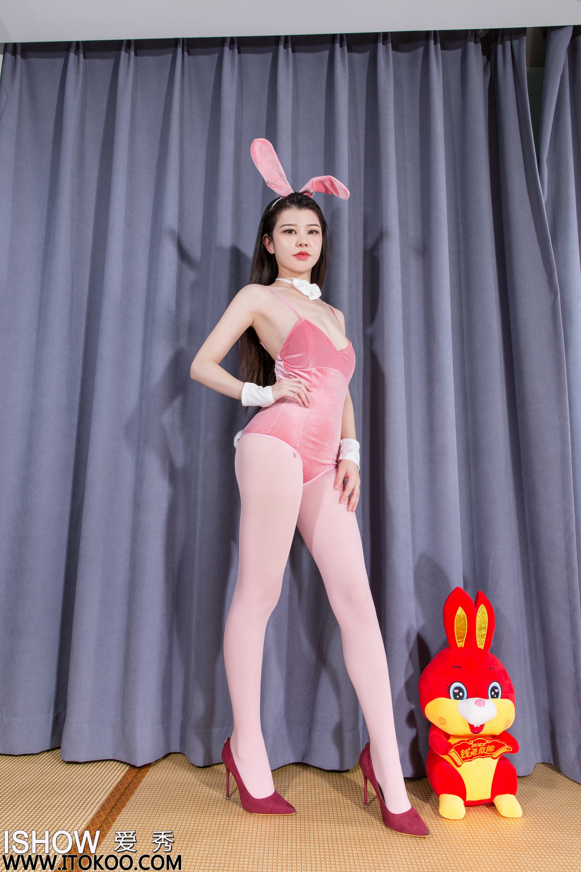 [ISHOW爱秀]NO.350 性感兔女郎 林沐沐Liny 粉色情趣制服内衣加粉色丝袜美腿私房写真集第1张