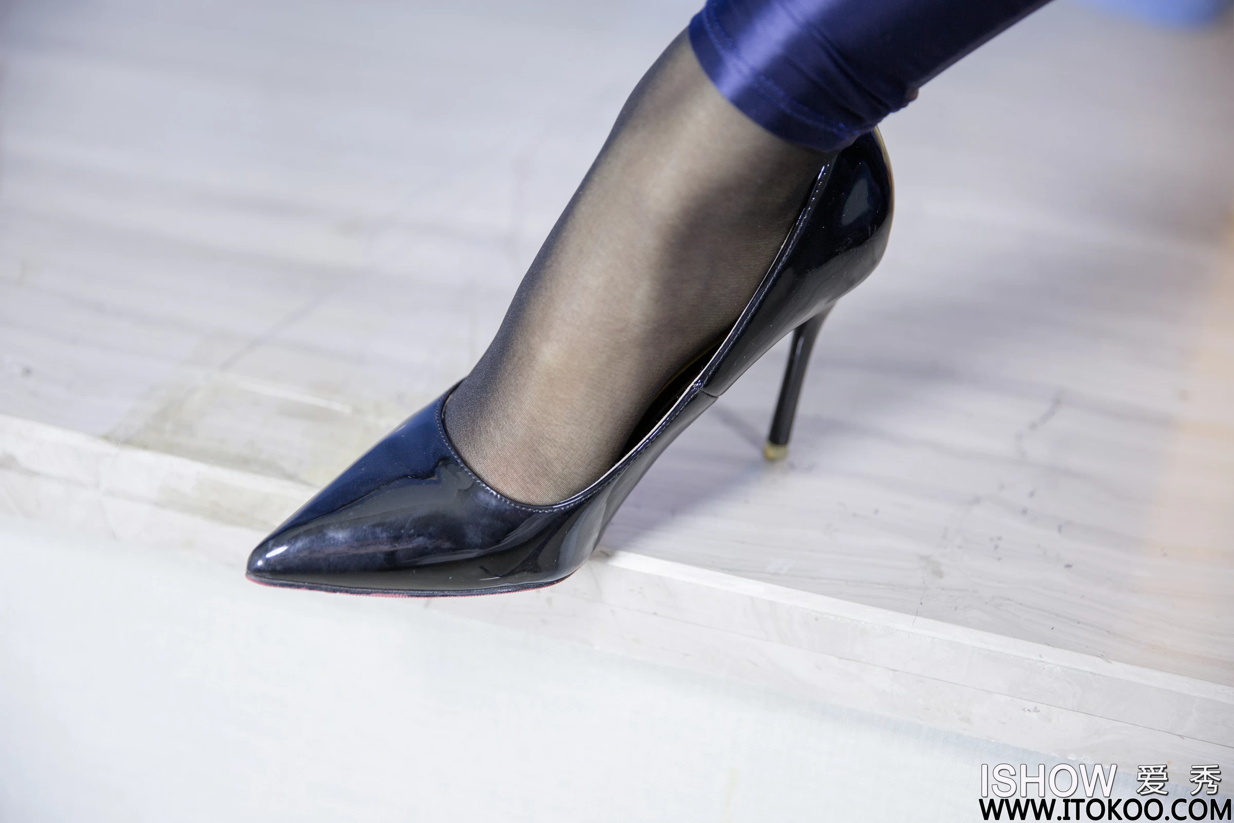 [ISHOW爱秀]NO.288 杨伊伊Eva 黑色背心加黑色紧身漆皮裤性感私房写真集第10张