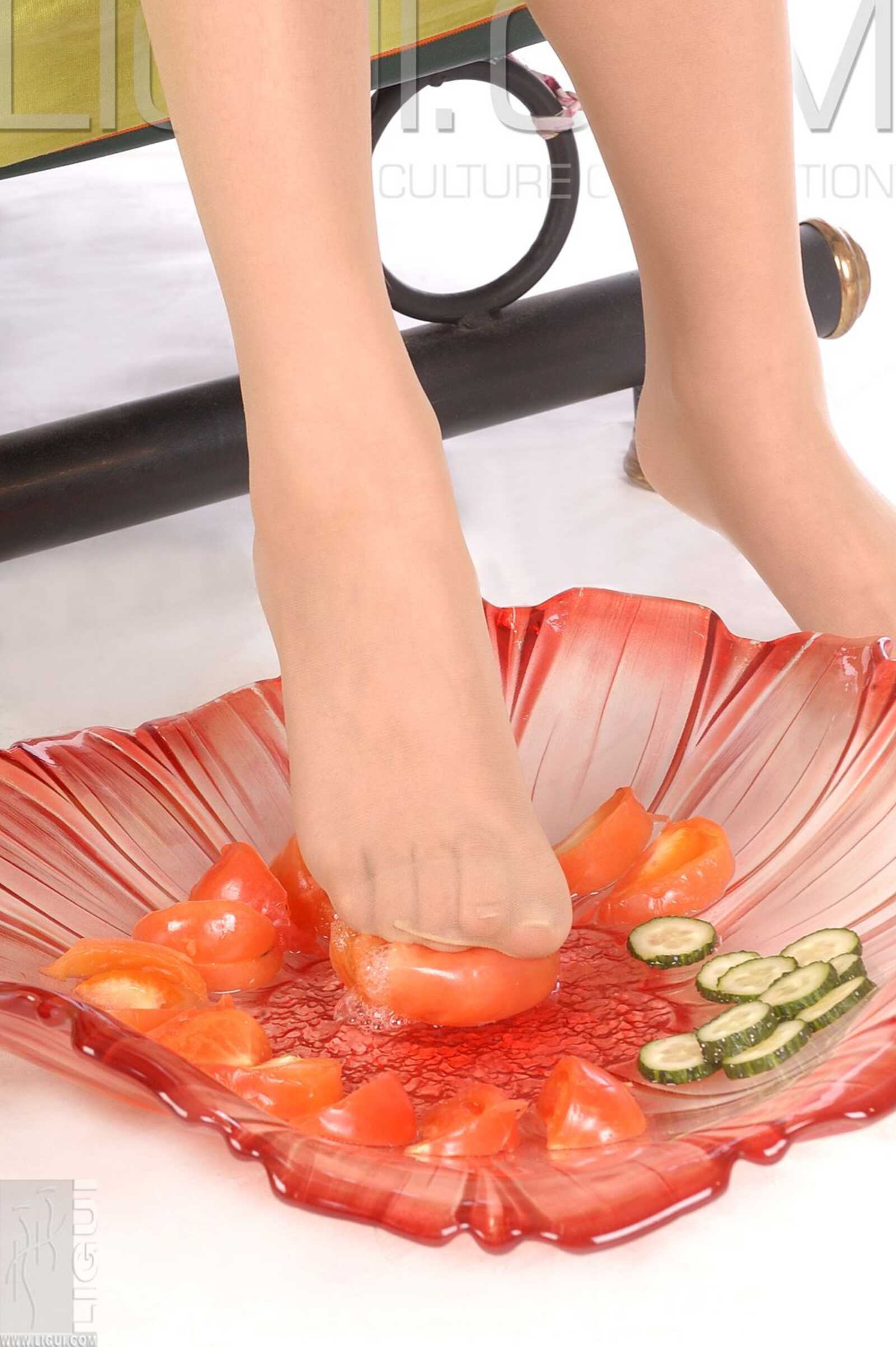 [丽柜LiGui] Model 丝丝《美足踩踏蔬菜》写真图片第12张