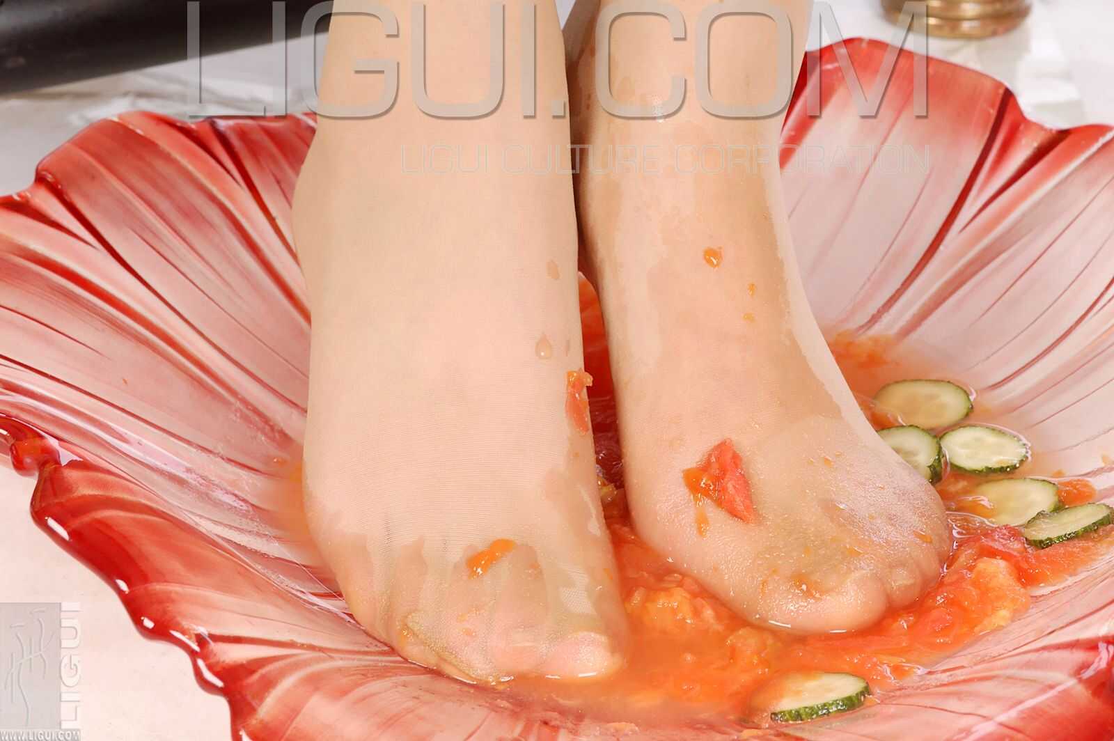 [丽柜LiGui] Model 丝丝《美足踩踏蔬菜》写真图片第7张