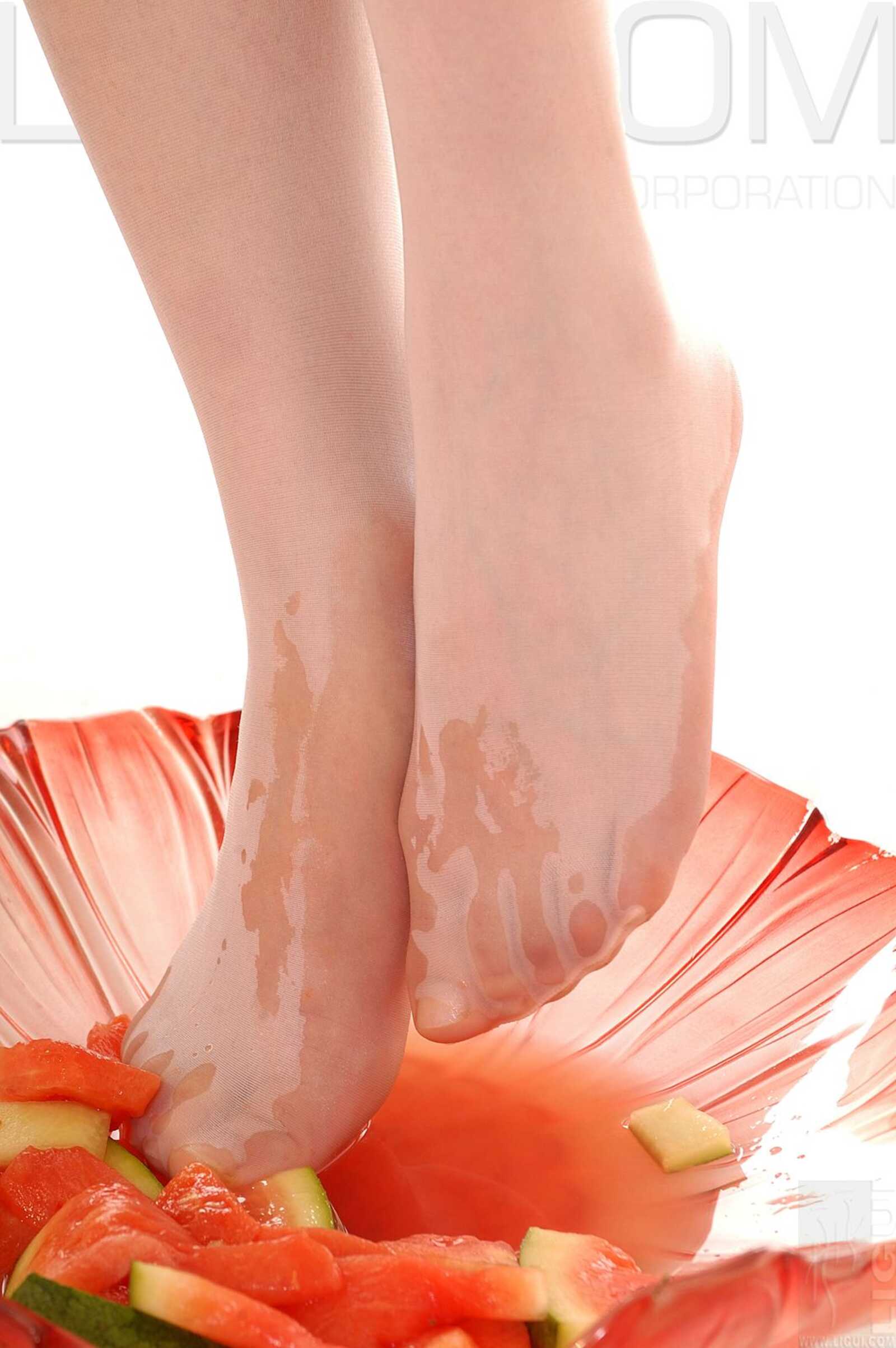 [丽柜LiGui] Model 海伦《玉足榨汁機》丝足写真集图第6张