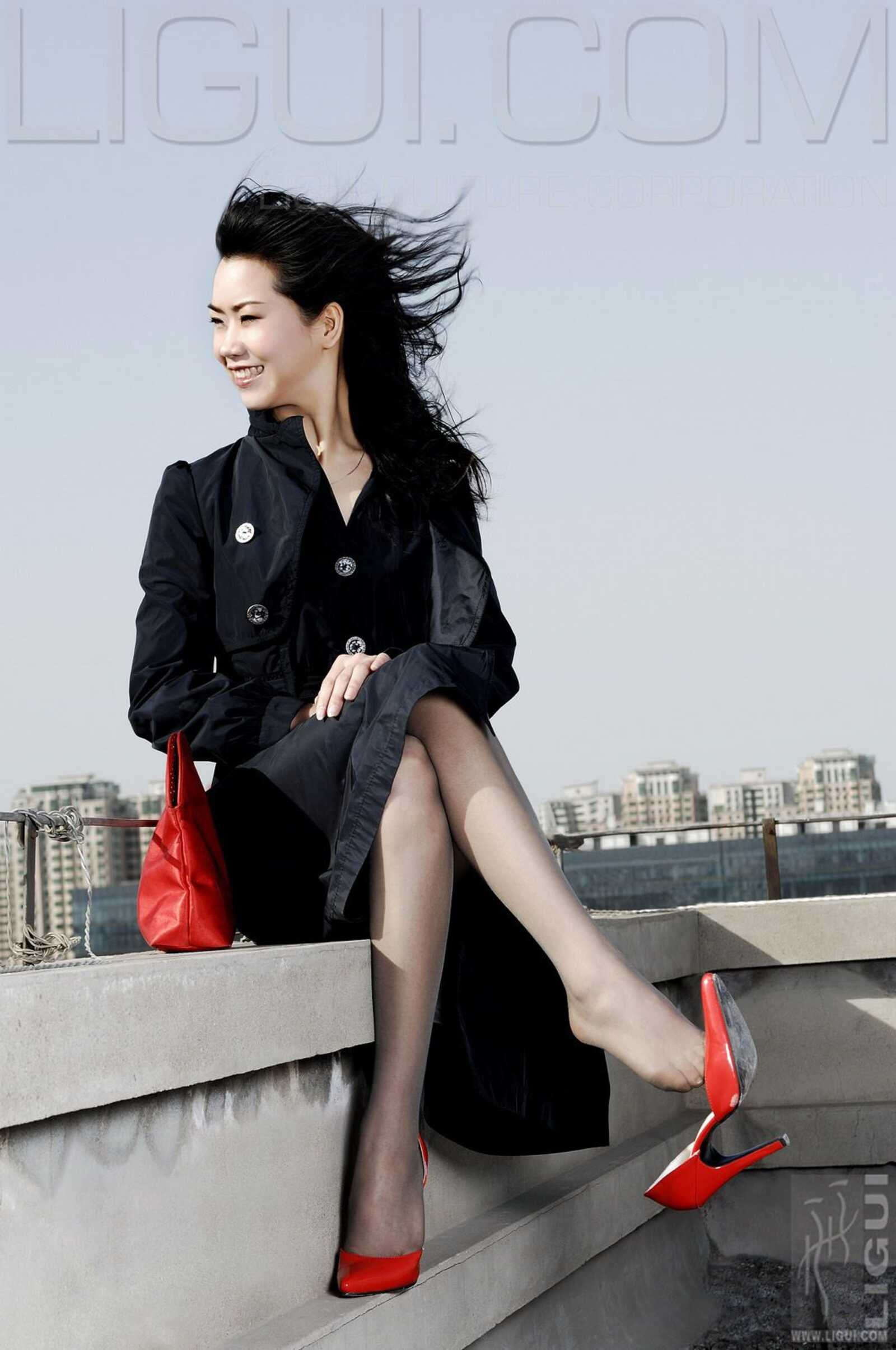 [丽柜LiGui] Model 程海伦《紅與黑》丝足写真图片第9张