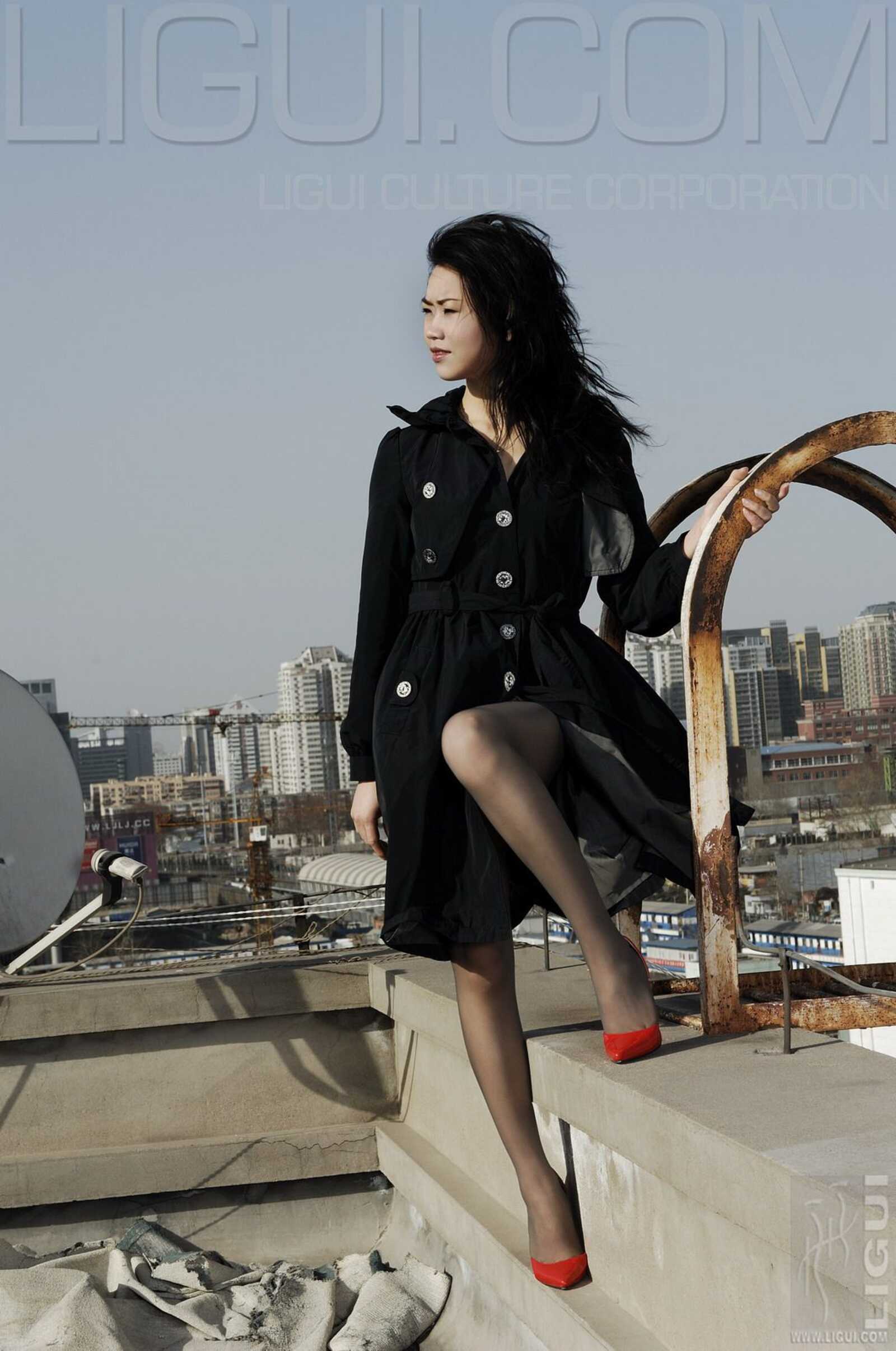 [丽柜LiGui] Model 程海伦《紅與黑》丝足写真图片第3张