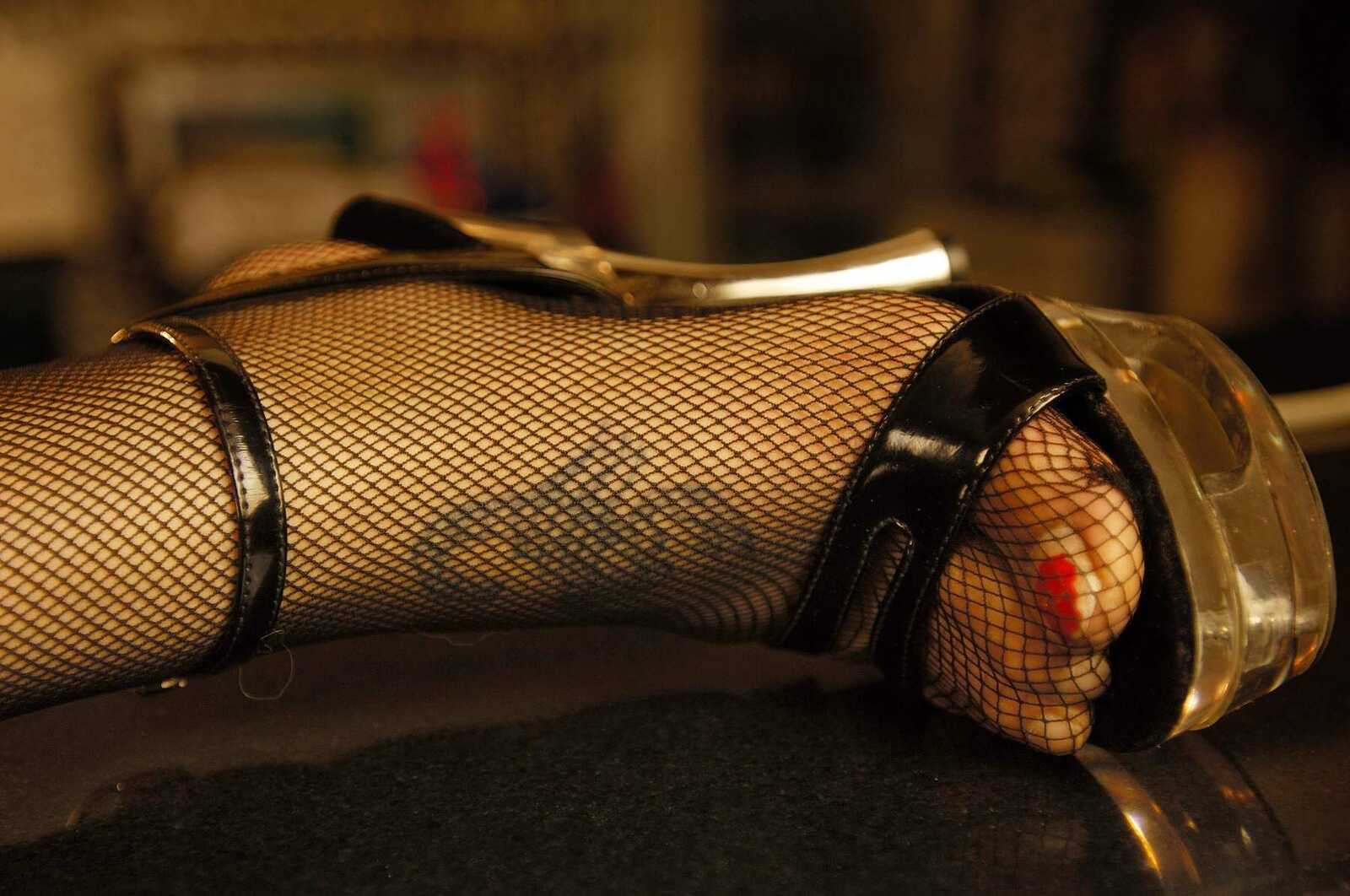 [丽柜LiGui] Model 咪惠美《黑丝酒吧女郎》丝足写真第9张