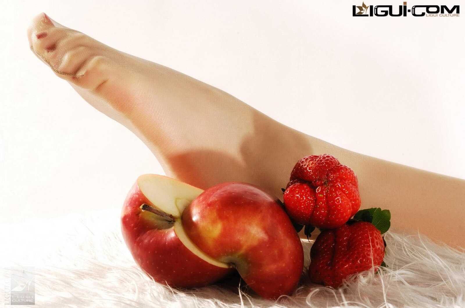 Model 雯雯《秀脚可餐》 [丽柜LiGui] 美足写真图片第4张