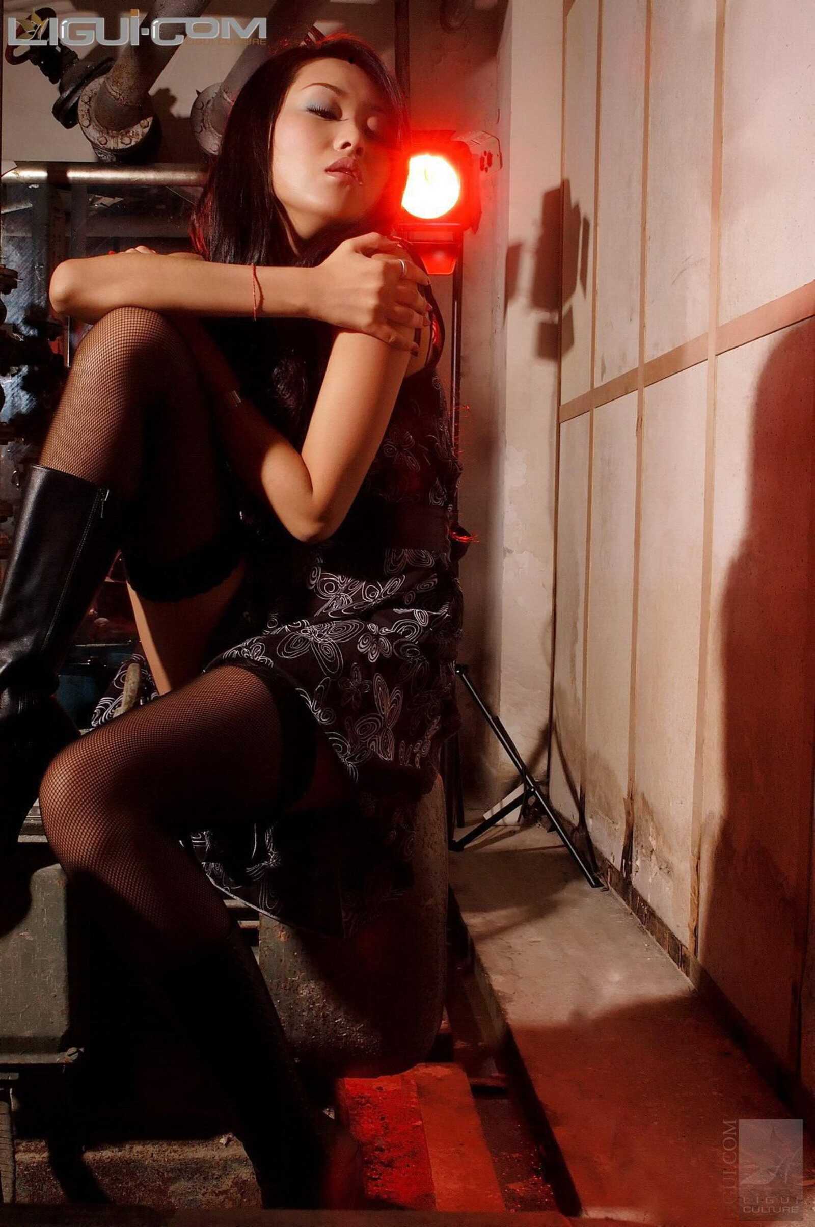 Model 琳达《喧嚣与落寞》 [丽柜LiGui] 丝足写真图第4张