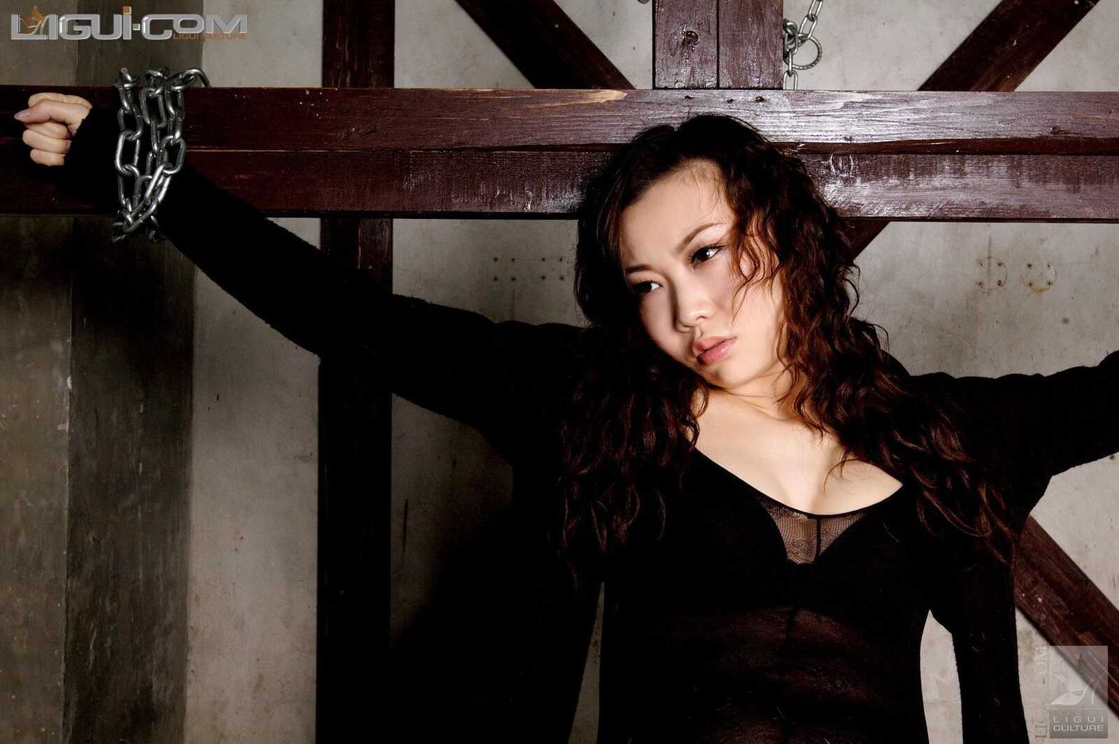 [丽柜美束LiGui] Model 露露《黑丝镣铐》丝足写真图第2张