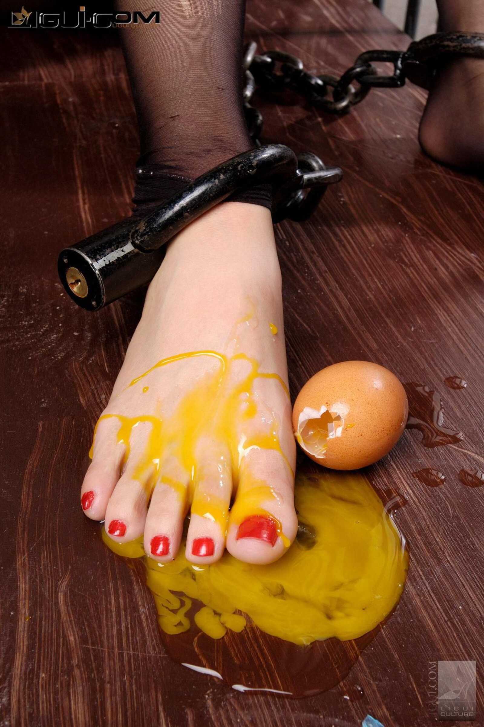 [丽柜美束LiGui] Model Saya《黑丝脚铐》丝足写真图第2张