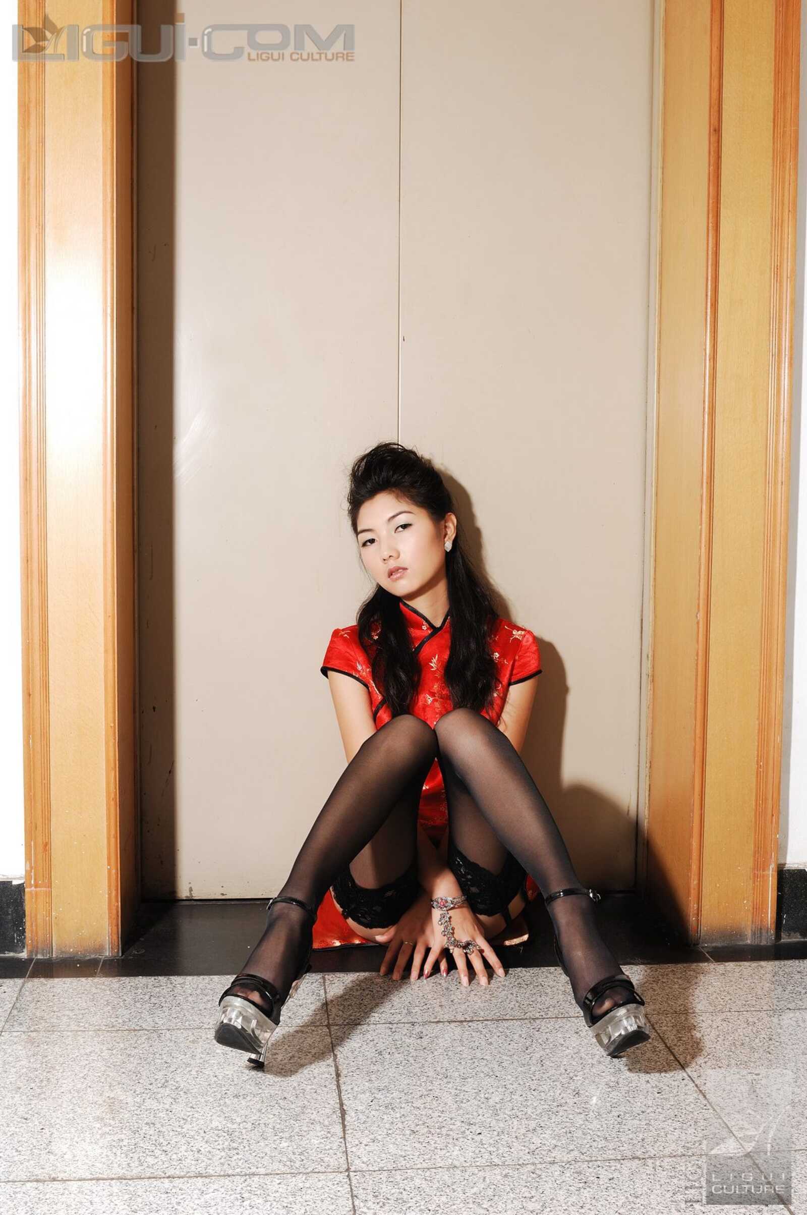 Model 丝丝《电梯口的黑丝高跟》 [丽柜LiGui] 丝足第2张