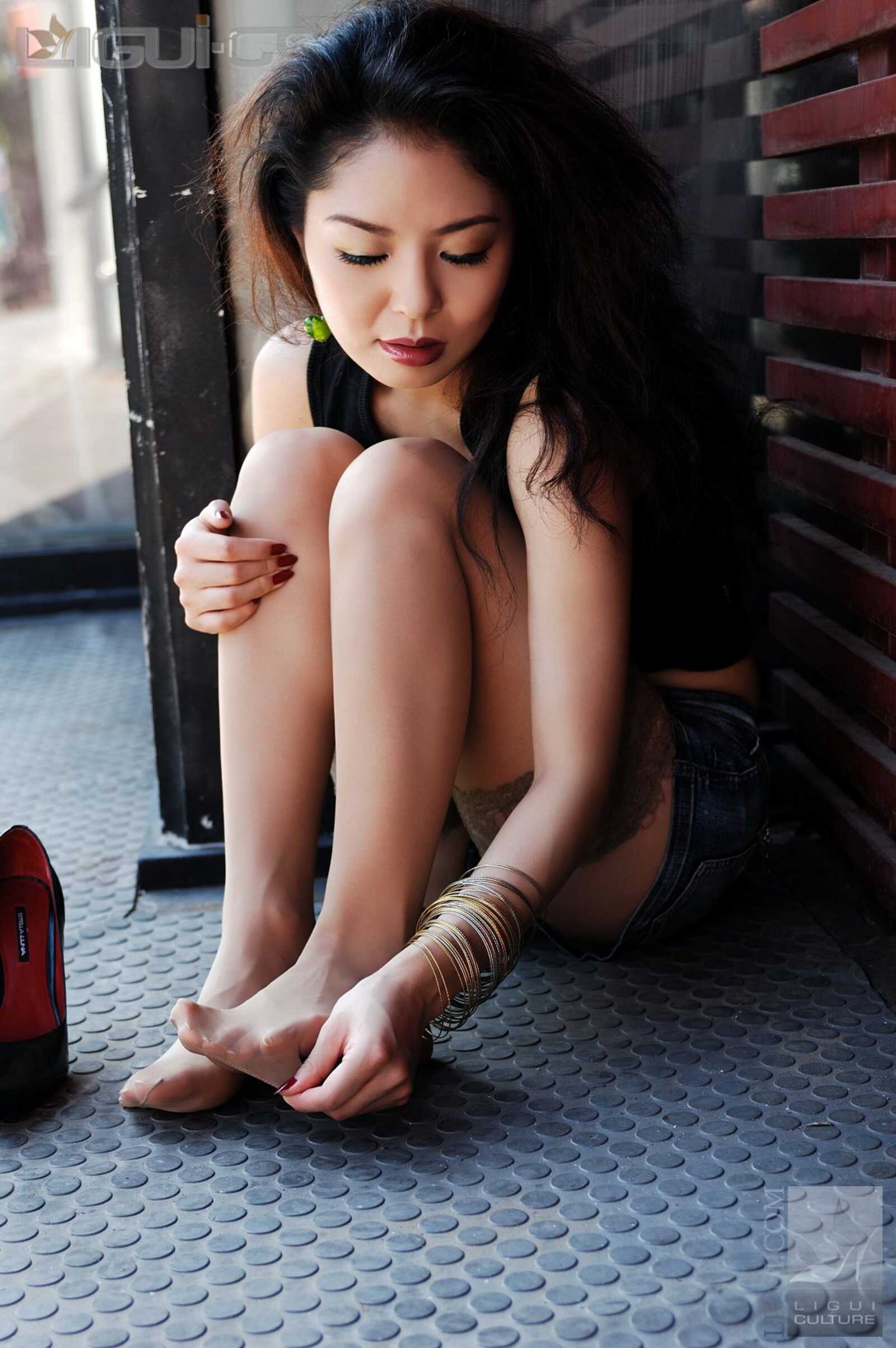 Model 冰清《牛仔和丝袜街拍》 [丽柜LiGui] 丝足写第8张