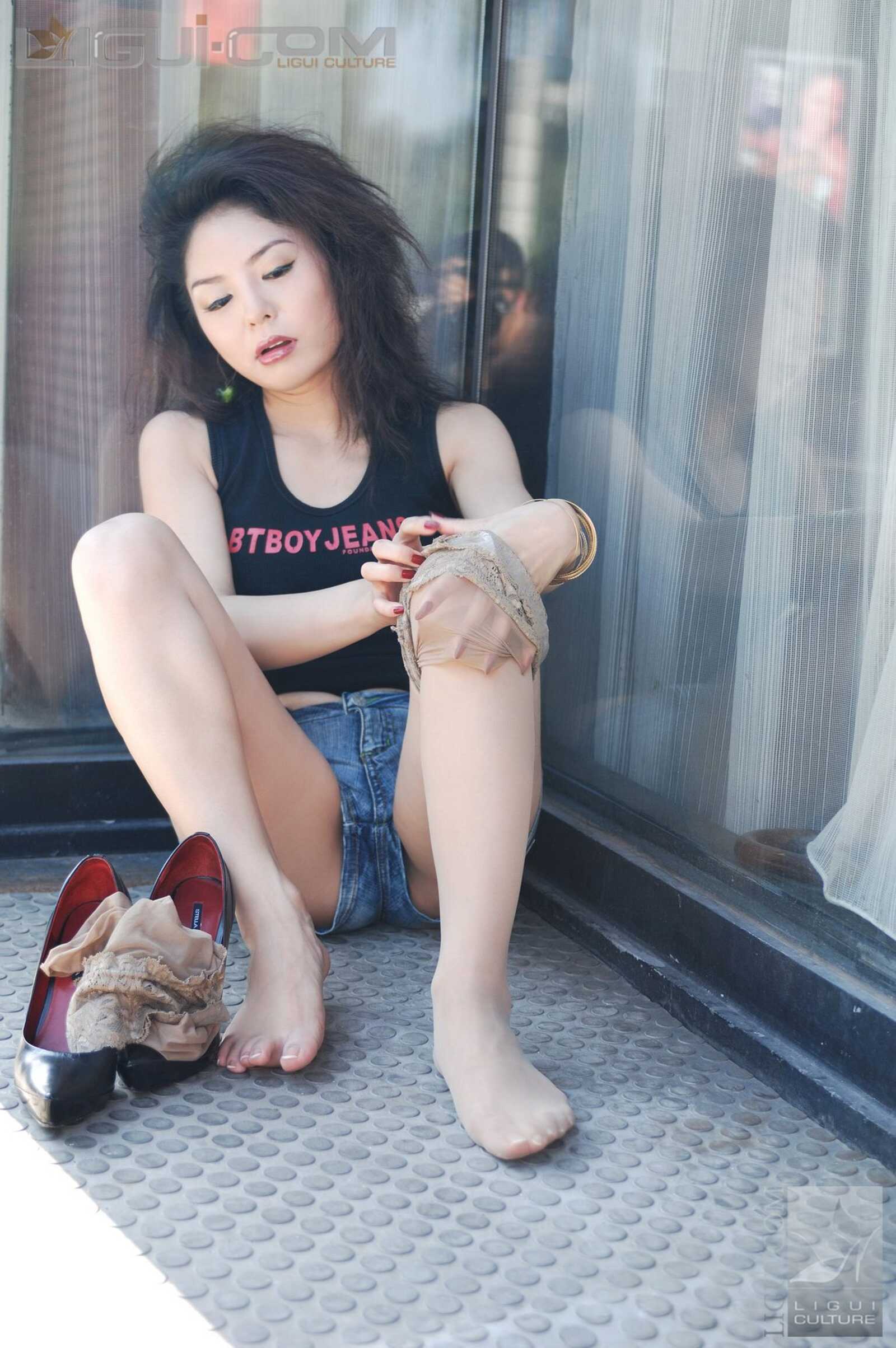 Model 冰清《牛仔和丝袜街拍》 [丽柜LiGui] 丝足写第7张